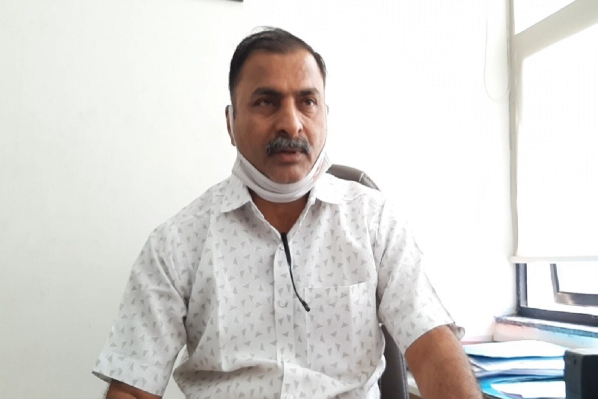એસટી નિગમના સચિવ કે. ડી દેસાઈએ ન્યૂઝ 18 ગુજરાતી સાથે વાત કરતા જણાવ્યું હતું કે 2019-20ના વર્ષમાં ગુજરાત એસટી બસના અકસ્માતની સંખ્યા 685 છે. જેમાં મેજર અકસ્માત 359 થયા છે. 151 માઇનોર થયા છે અને 175 ફેટલ અકસ્માત થયા છે. દેશમાં સરકારી બસના અકસ્માત થાય છે તેમાં ગુજરાતના એસટી નિગમની બસનો લોએસ્ટ એક્સિડન્ટ રેટ છે. એસટી નિગમ દ્વારા ભૂતકાળનું વિશ્લેષણ કરીને ડ્રાઈવરને તાલીમ આપવામાં આવે છે અને ઝીરો અકસ્માત વાળા ડેપોને સન્માનિત કરવામાં આવે છે. એસટી નિગમને ભારત સરકાર દ્વારા રોડ સેફટી એવોર્ડ આપવામાં આવ્યો છે. તે અમારા માટે ગર્વની વાત છે. એસટી નિગમના સચિવ કે. ડી દેસાઈએ ન્યૂઝ 18 ગુજરાતી સાથે વાત કરતા જણાવ્યું હતું કે 2019-20ના વર્ષમાં ગુજરાત એસટી બસના અકસ્માતની સંખ્યા 685 છે. જેમાં મેજર અકસ્માત 359 થયા છે. 151 માઇનોર થયા છે અને 175 ફેટલ અકસ્માત થયા છે. દેશમાં સરકારી બસના અકસ્માત થાય છે તેમાં ગુજરાતના એસટી નિગમની બસનો લોએસ્ટ એક્સિડન્ટ રેટ છે. એસટી નિગમ દ્વારા ભૂતકાળનું વિશ્લેષણ કરીને ડ્રાઈવરને તાલીમ આપવામાં આવે છે અને ઝીરો અકસ્માત વાળા ડેપોને સન્માનિત કરવામાં આવે છે. એસટી નિગમને ભારત સરકાર દ્વારા રોડ સેફટી એવોર્ડ આપવામાં આવ્યો છે. તે અમારા માટે ગર્વની વાત છે.