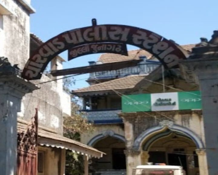 દરમિયાન ઇજાગ્રસ્ત અતુલને આગની જ્વાળાઓએ એટલું નુકશાન પહોંચાડ્યું હતું કે તેના શરીરને મલમ મળે તે પહેલાં જ તેનું પ્રાણનું પંખેરૂં ઉડી ગયું હતું. આ મામલે મૃતકના ભાઈએ દેવીપૂજક પરિવાર સામે હત્યા નીપજાવવાની ફરિયાદ દાખલ કરી છે. પોલીસે આ મામલે આઈપીસીની કલમ 302 અને 34 અંતર્ગત ગુનો દાખલ કરી આરોપીઓને ઝડપી પાડવાની તજવીજ હાથ ધરી છે. દરમિયાન ઇજાગ્રસ્ત અતુલને આગની જ્વાળાઓએ એટલું નુકશાન પહોંચાડ્યું હતું કે તેના શરીરને મલમ મળે તે પહેલાં જ તેનું પ્રાણનું પંખેરૂં ઉડી ગયું હતું. આ મામલે મૃતકના ભાઈએ દેવીપૂજક પરિવાર સામે હત્યા નીપજાવવાની ફરિયાદ દાખલ કરી છે. પોલીસે આ મામલે આઈપીસીની કલમ 302 અને 34 અંતર્ગત ગુનો દાખલ કરી આરોપીઓને ઝડપી પાડવાની તજવીજ હાથ ધરી છે.