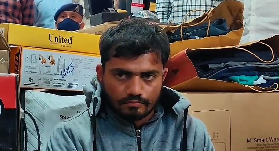 બનાવની વિગત એવી છે કે વેરાવળ ના ભેજાબાજ ભાવેશે ડીઝીટલ પેમેન્ટના સહારે રાજ્યભર માં અનેક લોકોને ઠગ્યા છે. ગીર સોમનાથ, જુનાગઢ રાજકોટ , અમદાવાદ સહીત અનેક શહેરોમાં વેપારીઓને ભાવેશે ચૂનો ચોપડ્યો છે.આ ઠગે 21 લાખથી વધુ રૂપિયાનો માલ ટેકનિકથી ઊઠાવ્યો છે જ્યારે પોલીસે 8 લાખ રૂપિયાથી વધુની આઇટમો કબ્જે કરી છે. બનાવની વિગત એવી છે કે વેરાવળ ના ભેજાબાજ ભાવેશે ડીઝીટલ પેમેન્ટના સહારે રાજ્યભર માં અનેક લોકોને ઠગ્યા છે. ગીર સોમનાથ, જુનાગઢ રાજકોટ , અમદાવાદ સહીત અનેક શહેરોમાં વેપારીઓને ભાવેશે ચૂનો ચોપડ્યો છે.આ ઠગે 21 લાખથી વધુ રૂપિયાનો માલ ટેકનિકથી ઊઠાવ્યો છે જ્યારે પોલીસે 8 લાખ રૂપિયાથી વધુની આઇટમો કબ્જે કરી છે.