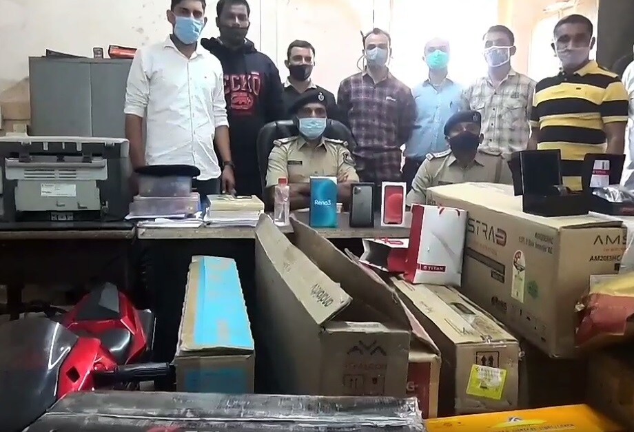 ભાવેશે ગીર સોમનાથ જીલ્લાના તમામ શહેરો જેમાં વેરાવળ, સોમનાથ, ઊના, સુત્રાપાડા કોડીનાર તેમજ જૂનાગઢ જીલ્લાના કેશોદ, ચોરવાડ જૂનાગઢનાં મેંદરડા સહીતના તમામ પોલીસ સ્ટેશનના વિસ્તારોમાં આવી છેતરપિંડી કર્યાનું તપાસમાં ખુલ્યું છે. તે ઊપરાંત રાજકોટ, અમદાવાદ સહિતના વિસ્તારોમાં આવી રીતે ચિટીંગ કર્યાનું બહાર આવતાં વધુ તપાસ ચાલુ છે. ભાવેશે ગીર સોમનાથ જીલ્લાના તમામ શહેરો જેમાં વેરાવળ, સોમનાથ, ઊના, સુત્રાપાડા કોડીનાર તેમજ જૂનાગઢ જીલ્લાના કેશોદ, ચોરવાડ જૂનાગઢનાં મેંદરડા સહીતના તમામ પોલીસ સ્ટેશનના વિસ્તારોમાં આવી છેતરપિંડી કર્યાનું તપાસમાં ખુલ્યું છે. તે ઊપરાંત રાજકોટ, અમદાવાદ સહિતના વિસ્તારોમાં આવી રીતે ચિટીંગ કર્યાનું બહાર આવતાં વધુ તપાસ ચાલુ છે.