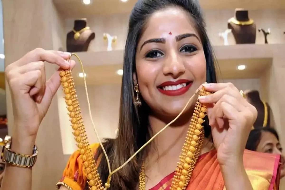 સોનામાં (gold) રોકાણ કરનારા લોકો માટે આજે સરકાર દ્વારા રજૂ કરવામાં આવેલા બજેટમાં ખુશખબરી આવી છે. સરકારે સોનામાં અને ચાંદીમાં લાગતી (Gold and Silver Custom Duty) કસ્ટમ ડ્યૂટીમાં ભારે ઘટાડો કર્યો છે. ગત વર્ષે ઉંચકાયેલા સોનાના ભાવના કારણે માર્કેટમાં ખરીદીનો ઘટાડો થયો છે તેવામાં સોનાની ખરીદીને વેગ મળે તે માટે આ ખાસ જાહેરાત કરવામાં આવી છે. આ જાહેરાતના પગલે આગામી દિવસોમાં સોનાની કિંમતમાં ઘટાડો (gold price) જોવા મળી શકે છે. સોનામાં (gold) રોકાણ કરનારા લોકો માટે આજે સરકાર દ્વારા રજૂ કરવામાં આવેલા બજેટમાં ખુશખબરી આવી છે. સરકારે સોનામાં અને ચાંદીમાં લાગતી (Gold and Silver Custom Duty) કસ્ટમ ડ્યૂટીમાં ભારે ઘટાડો કર્યો છે. ગત વર્ષે ઉંચકાયેલા સોનાના ભાવના કારણે માર્કેટમાં ખરીદીનો ઘટાડો થયો છે તેવામાં સોનાની ખરીદીને વેગ મળે તે માટે આ ખાસ જાહેરાત કરવામાં આવી છે. આ જાહેરાતના પગલે આગામી દિવસોમાં સોનાની કિંમતમાં ઘટાડો (gold price) જોવા મળી શકે છે.
