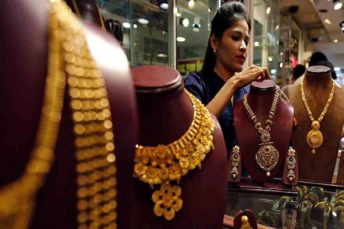 અમદાવાદ ચાંદીનો ભાવ (Silver Price, 20 January 2021) - અમદાવાદ બુલિયન માર્કેટમાં આજે ગુરુવારે એક કિલો ચાંદીના ભાવમાં 1500 રૂપિયાનો વધારો થતાં ચાંદી ચોરસા 68,000 અને ચાંદી રૂપું 67,800 રૂપિયાના ભાવે પહોંચી હતી. જોકે, બુધવારે દિવસ દરમિયાનના કારોબારમાં પાછલા બંધ ભાવમાં કોઈ ફેરફાર ન થતાં ચાંદી ચોરસા 66,500 અને ચાંદી રૂપું 66,300 રૂપિયાના લેવલે બંધ રહી હતી. (પ્રતિકાત્મક તસવીર) અમદાવાદ ચાંદીનો ભાવ (Silver Price, 20 January 2021) - અમદાવાદ બુલિયન માર્કેટમાં આજે ગુરુવારે એક કિલો ચાંદીના ભાવમાં 1500 રૂપિયાનો વધારો થતાં ચાંદી ચોરસા 68,000 અને ચાંદી રૂપું 67,800 રૂપિયાના ભાવે પહોંચી હતી. જોકે, બુધવારે દિવસ દરમિયાનના કારોબારમાં પાછલા બંધ ભાવમાં કોઈ ફેરફાર ન થતાં ચાંદી ચોરસા 66,500 અને ચાંદી રૂપું 66,300 રૂપિયાના લેવલે બંધ રહી હતી. (પ્રતિકાત્મક તસવીર)