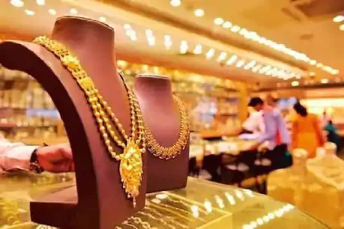 અમદાવાદ સોનાનો ભાવ (Gold Price, 22 January 2021) - અમદાવાદ બુલિયન માર્કેટમાં આજે શુક્રવારે 10 ગ્રામ સોનાના ભાવમાં 500 રૂપિયાનો ઘટાડો થતાં સોનું સ્ટાન્ડર્ડ (99.9) 51,000 રૂપિયા અને સોનું તેજાબી (99.5) 50,800 રૂપિયાના સ્તરે બંધ રહ્યું હતું. જો કે, ગુરુવારે 10 ગ્રામ સોનાના ભાવમાં 400 રૂપિાયનો વધારો થતાં સોનું સ્ટાન્ડર્ડ (99.9) 51,500 રૂપિયા અને સોનું તેજાબી (99.5) 51,300 રૂપિયાની સપાટીએ બંધ રહ્યું હતું. (પ્રતિકાત્મક તસવીર) અમદાવાદ સોનાનો ભાવ (Gold Price, 22 January 2021) - અમદાવાદ બુલિયન માર્કેટમાં આજે શુક્રવારે 10 ગ્રામ સોનાના ભાવમાં 500 રૂપિયાનો ઘટાડો થતાં સોનું સ્ટાન્ડર્ડ (99.9) 51,000 રૂપિયા અને સોનું તેજાબી (99.5) 50,800 રૂપિયાના સ્તરે બંધ રહ્યું હતું. જો કે, ગુરુવારે 10 ગ્રામ સોનાના ભાવમાં 400 રૂપિાયનો વધારો થતાં સોનું સ્ટાન્ડર્ડ (99.9) 51,500 રૂપિયા અને સોનું તેજાબી (99.5) 51,300 રૂપિયાની સપાટીએ બંધ રહ્યું હતું. (પ્રતિકાત્મક તસવીર)