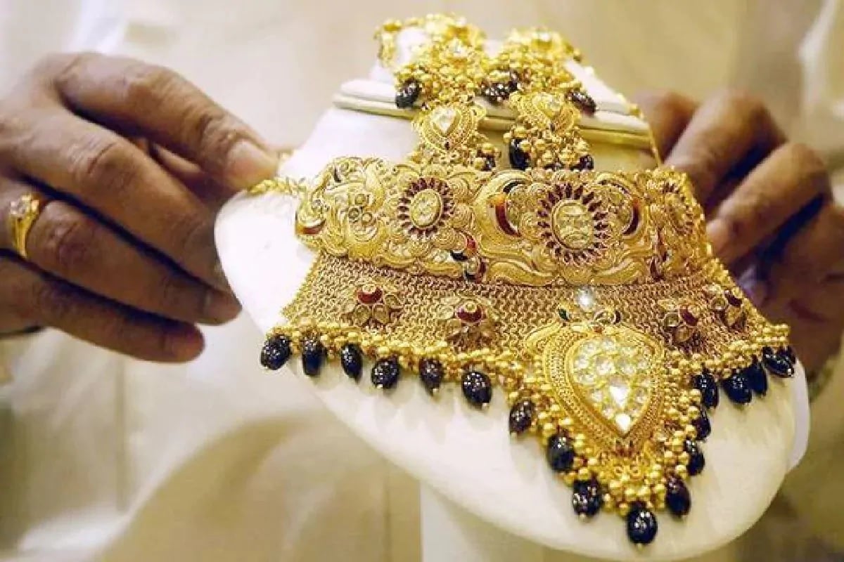 દિલ્હીમાં સોના-ચાંદીના ભાવ: દિલ્હી બુલિયન માર્કેટમાં આજે શુક્રવારે સોનાના ભાવમાં 263 રૂપિયાનો ઘટાડો થતાં સોનાનો નવો ભાવ 48,861 રૂપિયાની સપાટીએ બંધ રહ્યો હતો. જોકે, પાછલા સત્રમાં સોનાનો ભાવ 49,124 રૂપિયાના સ્તરે બંધ રહ્યો હતો. આ ઉપરાંત એક કિલો ચાંદીના ભાવમાં 806 રૂપિયાનો ઘટાડો થતાં ચાંદૂ 66,032 રૂપિયાની સપાટીએ પહોંચી હતી. (પ્રતિકાત્મક તસવીર) દિલ્હીમાં સોના-ચાંદીના ભાવ: દિલ્હી બુલિયન માર્કેટમાં આજે શુક્રવારે સોનાના ભાવમાં 263 રૂપિયાનો ઘટાડો થતાં સોનાનો નવો ભાવ 48,861 રૂપિયાની સપાટીએ બંધ રહ્યો હતો. જોકે, પાછલા સત્રમાં સોનાનો ભાવ 49,124 રૂપિયાના સ્તરે બંધ રહ્યો હતો. આ ઉપરાંત એક કિલો ચાંદીના ભાવમાં 806 રૂપિયાનો ઘટાડો થતાં ચાંદૂ 66,032 રૂપિયાની સપાટીએ પહોંચી હતી. (પ્રતિકાત્મક તસવીર)