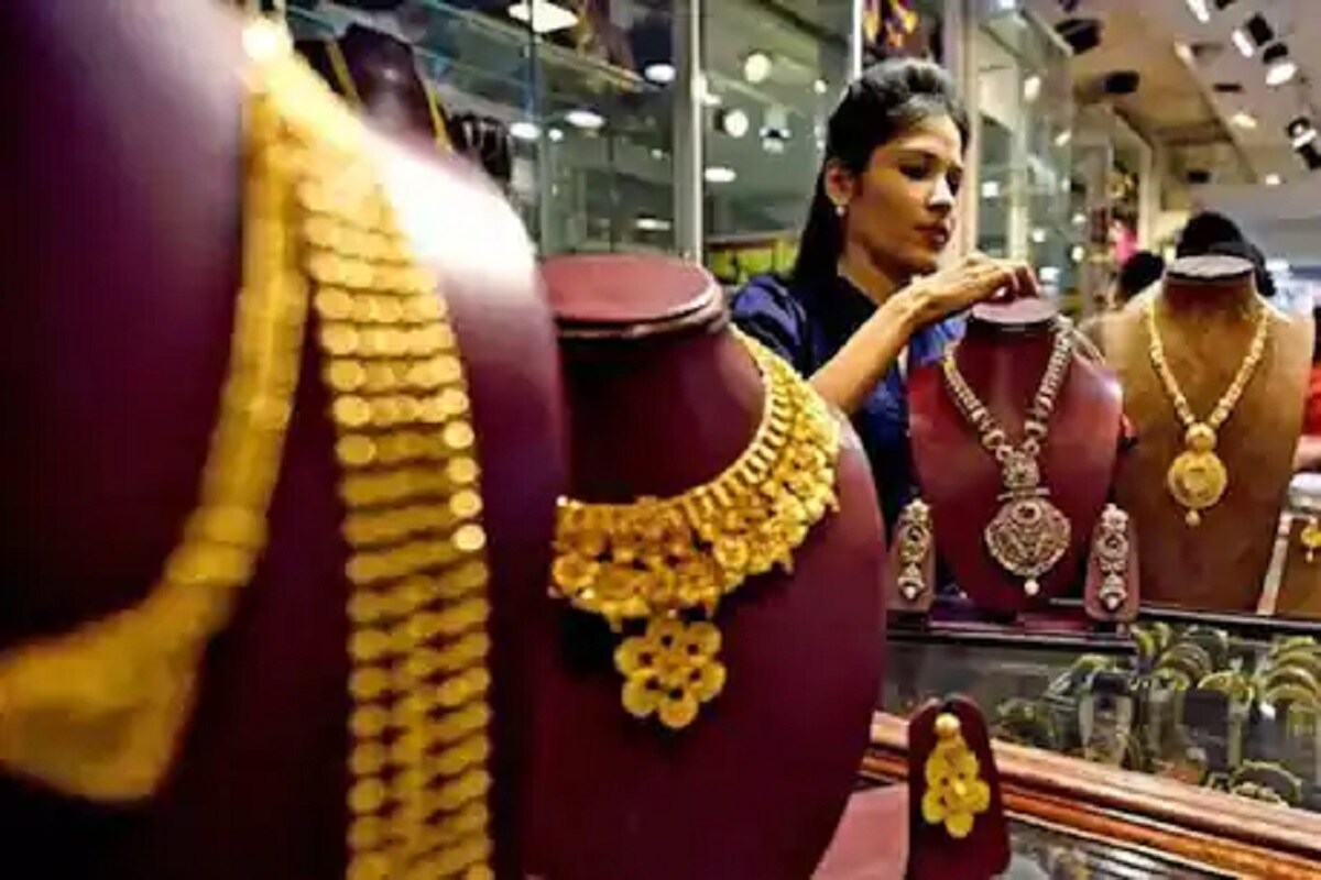 અમદાવાદ ચાંદીનો ભાવ (Silver Price, 16 January 2021) - અમદાવાદ બુલિયન માર્કેટમાં આજે શનિવારે દિવસ દરમિયાનના કારોબારમાં પાછલા બંધ ભાવમાં કોઈ ફેરફાર ન થતાં ચાંદી ચોરસા 66,000 અને ચાંદી રૂપું 65,800 રૂપિયાના લેવલે બંધ રહી હતી. જોકે, પાછલા સત્રમાં એટલે કે બુધવારે એક કિલો ચાંદીના ભાવમાં 500 રૂપિયાનો ઘટાડો થતાં ચાંદી ચોરસા 66,000 અને ચાંદી રૂપું 65,800 રૂપિયાના સ્તરે બંધ રહી હતી. (પ્રતિકાત્મક તસવીર) અમદાવાદ ચાંદીનો ભાવ (Silver Price, 16 January 2021) - અમદાવાદ બુલિયન માર્કેટમાં આજે શનિવારે દિવસ દરમિયાનના કારોબારમાં પાછલા બંધ ભાવમાં કોઈ ફેરફાર ન થતાં ચાંદી ચોરસા 66,000 અને ચાંદી રૂપું 65,800 રૂપિયાના લેવલે બંધ રહી હતી. જોકે, પાછલા સત્રમાં એટલે કે બુધવારે એક કિલો ચાંદીના ભાવમાં 500 રૂપિયાનો ઘટાડો થતાં ચાંદી ચોરસા 66,000 અને ચાંદી રૂપું 65,800 રૂપિયાના સ્તરે બંધ રહી હતી. (પ્રતિકાત્મક તસવીર)