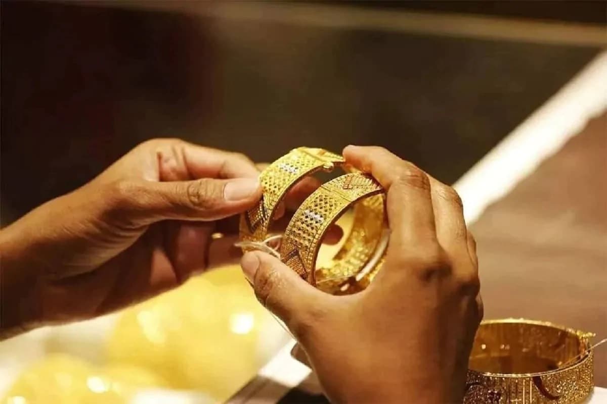 અમદાવાદ સોનાનો ભાવ (Gold Price, 25 January 2021) - અમદાવાદ બુલિયન માર્કેટમાં આજે સોમવારે દિવસ દરમિયાનના કારોબાર બાદ 10 ગ્રામ સોનાના ભાવમાં પાછલા બંધ ભાવમાં કોઈ ફેરફાર ન થતાં સોનું સ્ટાન્ડર્ડ (99.9) 51,000 રૂપિયા અને સોનું તેજાબી (99.5) 50,800 રૂપિયાના ભાવે સ્થિર રહ્યું હતું. જો કે, શનિવારે 10 ગ્રામ સોનાના ભાવમાં 200 રૂપિયાનો વધારો થતાં સોનું સ્ટાન્ડર્ડ (99.9) 51,200 રૂપિયા અને સોનું તેજાબી (99.5) 51,000 રૂપિયાના ભાવે પહોંચ્યું હતું. (પ્રતિકાત્મક તસવીર) અમદાવાદ સોનાનો ભાવ (Gold Price, 25 January 2021) - અમદાવાદ બુલિયન માર્કેટમાં આજે સોમવારે દિવસ દરમિયાનના કારોબાર બાદ 10 ગ્રામ સોનાના ભાવમાં પાછલા બંધ ભાવમાં કોઈ ફેરફાર ન થતાં સોનું સ્ટાન્ડર્ડ (99.9) 51,000 રૂપિયા અને સોનું તેજાબી (99.5) 50,800 રૂપિયાના ભાવે સ્થિર રહ્યું હતું. જો કે, શનિવારે 10 ગ્રામ સોનાના ભાવમાં 200 રૂપિયાનો વધારો થતાં સોનું સ્ટાન્ડર્ડ (99.9) 51,200 રૂપિયા અને સોનું તેજાબી (99.5) 51,000 રૂપિયાના ભાવે પહોંચ્યું હતું. (પ્રતિકાત્મક તસવીર)