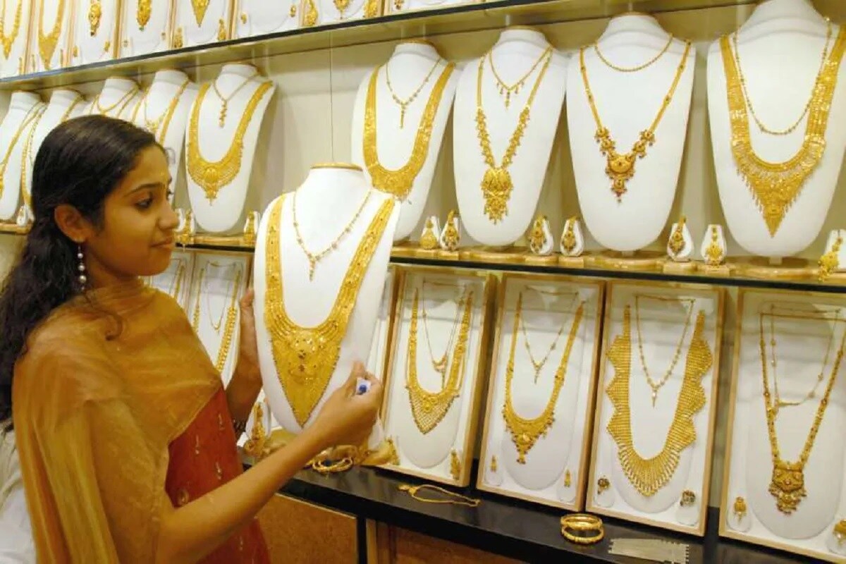 અમદાવાદ ચાંદીનો ભાવ (Silver Price, 18 January 2021) - અમદાવાદ બુલિયન માર્કેટમાં આજે સોમવારે એક કિલો ચાંદીના ભાવમાં 200 રૂપિયાનો ઘટાડો થતાં ચાંદી ચોરસા 65,800 અને ચાંદી રૂપું 65,600 રૂપિયાના ભાવે બંધ રહી હતી. જો કે, શનિવારે દિવસ દરમિયાનના કારોબારમાં પાછલા બંધ ભાવમાં કોઈ ફેરફાર ન થતાં ચાંદી ચોરસા 66,000 અને ચાંદી રૂપું 65,800 રૂપિયાના લેવલે બંધ રહી હતી. (પ્રતિકાત્મક તસવીર) અમદાવાદ ચાંદીનો ભાવ (Silver Price, 18 January 2021) - અમદાવાદ બુલિયન માર્કેટમાં આજે સોમવારે એક કિલો ચાંદીના ભાવમાં 200 રૂપિયાનો ઘટાડો થતાં ચાંદી ચોરસા 65,800 અને ચાંદી રૂપું 65,600 રૂપિયાના ભાવે બંધ રહી હતી. જો કે, શનિવારે દિવસ દરમિયાનના કારોબારમાં પાછલા બંધ ભાવમાં કોઈ ફેરફાર ન થતાં ચાંદી ચોરસા 66,000 અને ચાંદી રૂપું 65,800 રૂપિયાના લેવલે બંધ રહી હતી. (પ્રતિકાત્મક તસવીર)