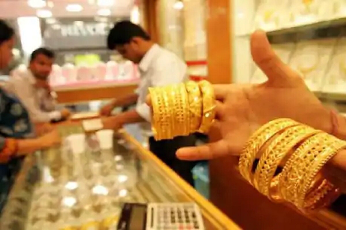અમદાવાદ સોનાનો ભાવ (Gold Price, 28 January 2021) - અમદાવાદ બુલિયન માર્કેટમાં આજે ગુરુવારે દિવસ દરમિયાનના કારોબારના અંતે સોનાના પાછલા બંધ ભાવમાં કોઈ ફેરફાર ન નોંધાતા સોનું સ્ટાન્ડર્ડ સોનું સ્ટાન્ડર્ડ (99.9) 50,800 રૂપિયા અને સોનું તેજાબી (99.5) 50,600 રૂપિયાના સ્તરે સ્થિર રહ્યું હતું. જો કે, બુધવારે 10 ગ્રામ સોનાના ભાવમાં 400 રૂપિયાનો ઘટાડો થતાં સોનું સ્ટાન્ડર્ડ સોનું સ્ટાન્ડર્ડ (99.9) 50,800 રૂપિયા અને સોનું તેજાબી (99.5) 50,600 રૂપિયાની સપાટીએ પહોંચ્યું હતું. (પ્રતિકાત્મક તસવીર) અમદાવાદ સોનાનો ભાવ (Gold Price, 28 January 2021) - અમદાવાદ બુલિયન માર્કેટમાં આજે ગુરુવારે દિવસ દરમિયાનના કારોબારના અંતે સોનાના પાછલા બંધ ભાવમાં કોઈ ફેરફાર ન નોંધાતા સોનું સ્ટાન્ડર્ડ સોનું સ્ટાન્ડર્ડ (99.9) 50,800 રૂપિયા અને સોનું તેજાબી (99.5) 50,600 રૂપિયાના સ્તરે સ્થિર રહ્યું હતું. જો કે, બુધવારે 10 ગ્રામ સોનાના ભાવમાં 400 રૂપિયાનો ઘટાડો થતાં સોનું સ્ટાન્ડર્ડ સોનું સ્ટાન્ડર્ડ (99.9) 50,800 રૂપિયા અને સોનું તેજાબી (99.5) 50,600 રૂપિયાની સપાટીએ પહોંચ્યું હતું. (પ્રતિકાત્મક તસવીર)