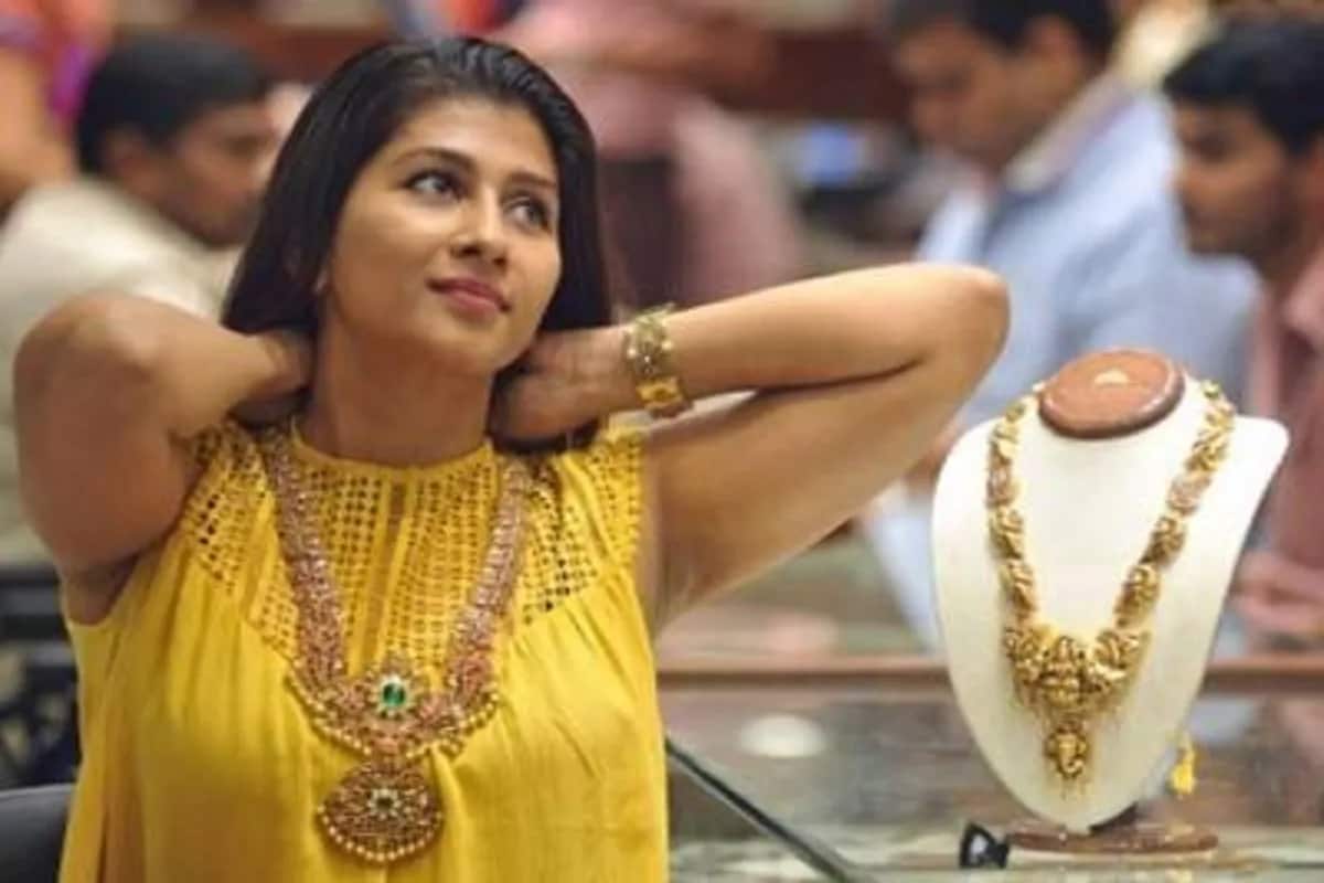 નવી દિલ્હી : Gold Price today: મંગળવારે સોના ચાંદીનો (gold silver Price) ભાવ રાષ્ટ્રીય વાયદા બજારમાં ખુલતી બજારે હળતી તેજીનો અનુભવ કરી રહ્યો છે. 16મી ફેબ્રુઆરી 2021ના રોજ સોનાનો ભાવ (gold Price Today) મલ્ટી કોમોડિટી એક્સચેન્જમાં 198.00 રૂપિયાની તેજી સાથે ખુલ્યો હતો જ્યારે ચાંદીનો ભાવ (Silver Price Today) 634 રૂપિયાની તેજી સાથે ખુલ્યો હતો. સોનાના ભાવમાં આમ જોવા જઈએ તો સર્વોચ્ચ કિંમત કિંમત કરતા અત્યારસુધીમાં 8800 રૂપિયાનો ઘટાડો થઈ ચુક્યો છે. નવી દિલ્હી : Gold Price today: મંગળવારે સોના ચાંદીનો (gold silver Price) ભાવ રાષ્ટ્રીય વાયદા બજારમાં ખુલતી બજારે હળતી તેજીનો અનુભવ કરી રહ્યો છે. 16મી ફેબ્રુઆરી 2021ના રોજ સોનાનો ભાવ (gold Price Today) મલ્ટી કોમોડિટી એક્સચેન્જમાં 198.00 રૂપિયાની તેજી સાથે ખુલ્યો હતો જ્યારે ચાંદીનો ભાવ (Silver Price Today) 634 રૂપિયાની તેજી સાથે ખુલ્યો હતો. સોનાના ભાવમાં આમ જોવા જઈએ તો સર્વોચ્ચ કિંમત કિંમત કરતા અત્યારસુધીમાં 8800 રૂપિયાનો ઘટાડો થઈ ચુક્યો છે.