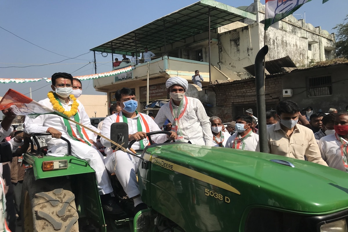 પ્રણવ પટેલ, અમદાવાદઃ ગુજરાત પ્રદેશ કોંગ્રેસ (Gujarat Pradesh congress) દ્વારા મહા જન સંપર્ક અભિયાનનો આજથી પ્રારંભ કર્યો છે. પ્રદેશ કોંગ્રેસ પ્રમુખ અને પ્રભારી હાજરીમાં અમદાવાદ જિલ્લામાંથી અભિયાન શરૂઆત કરી ચૂંટણી પ્રચારના શ્રી ગણેશ કર્યા છે . પ્રણવ પટેલ, અમદાવાદઃ ગુજરાત પ્રદેશ કોંગ્રેસ (Gujarat Pradesh congress) દ્વારા મહા જન સંપર્ક અભિયાનનો આજથી પ્રારંભ કર્યો છે. પ્રદેશ કોંગ્રેસ પ્રમુખ અને પ્રભારી હાજરીમાં અમદાવાદ જિલ્લામાંથી અભિયાન શરૂઆત કરી ચૂંટણી પ્રચારના શ્રી ગણેશ કર્યા છે .