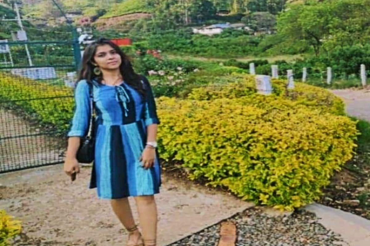 પોલીસે યુવતીના મૃતદેહને પોસ્ટમોર્ટમ માટે મોકલી અને અકસ્માતે મોતનો ગુન્હો નોંધીને તપાસ હાથ ધરી છે. પોલીસે યુવતીનો મોબાઇલ કબ્જે લીધો છે જેના પરથી આત્મહત્યાની ગુત્થી ઉકેલવામાં મદદ મળી શકે છે. જોકે, ભણવા ગણવામાં એવી હોનહાર દૃષ્ટીને કઈ એવી બાબતની ચિંતા સતાવતી હતી કે તેના કારણે તેણે આપઘાતનું પગલું ભર્યુ તે તપાસનો વિષય બન્યો છે. પોલીસે યુવતીના મૃતદેહને પોસ્ટમોર્ટમ માટે મોકલી અને અકસ્માતે મોતનો ગુન્હો નોંધીને તપાસ હાથ ધરી છે. પોલીસે યુવતીનો મોબાઇલ કબ્જે લીધો છે જેના પરથી આત્મહત્યાની ગુત્થી ઉકેલવામાં મદદ મળી શકે છે. જોકે, ભણવા ગણવામાં એવી હોનહાર દૃષ્ટીને કઈ એવી બાબતની ચિંતા સતાવતી હતી કે તેના કારણે તેણે આપઘાતનું પગલું ભર્યુ તે તપાસનો વિષય બન્યો છે.
