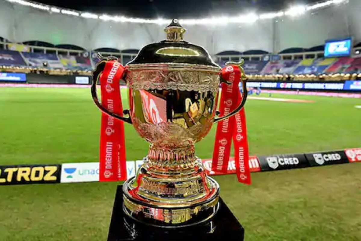 પૂર્વ ભારતીય બેટ્સમેન આકાશ ચોપડાએ પહેલા આવા સંકેત પણ આપ્યા હતા. તેણે કહ્યું હતું કે પૂર્વ ચેમ્પિયન રાજસ્થાને નવા કેપ્ટનનાં નેતૃત્વમાં ટૂર્નામેન્ટમાં આવવું જોઈએ. સ્મિથની કેપ્ટનશિપમાં ગત સિઝનમાં રાજસ્થાનનું પ્રદર્શન ઘણું નિરાશાજનક રહ્યું હતું. ઇંગ્લેન્ડના સ્ટાર ઓલરાઉન્ડર બેન સ્ટોક્સની વાપસી પછી ટીમ શાનદાર નજર આવી હતી. જોકે આમ છતા તે છેલ્લા ક્રમાંકે રહી હતી. પૂર્વ ભારતીય બેટ્સમેન આકાશ ચોપડાએ પહેલા આવા સંકેત પણ આપ્યા હતા. તેણે કહ્યું હતું કે પૂર્વ ચેમ્પિયન રાજસ્થાને નવા કેપ્ટનનાં નેતૃત્વમાં ટૂર્નામેન્ટમાં આવવું જોઈએ. સ્મિથની કેપ્ટનશિપમાં ગત સિઝનમાં રાજસ્થાનનું પ્રદર્શન ઘણું નિરાશાજનક રહ્યું હતું. ઇંગ્લેન્ડના સ્ટાર ઓલરાઉન્ડર બેન સ્ટોક્સની વાપસી પછી ટીમ શાનદાર નજર આવી હતી. જોકે આમ છતા તે છેલ્લા ક્રમાંકે રહી હતી.