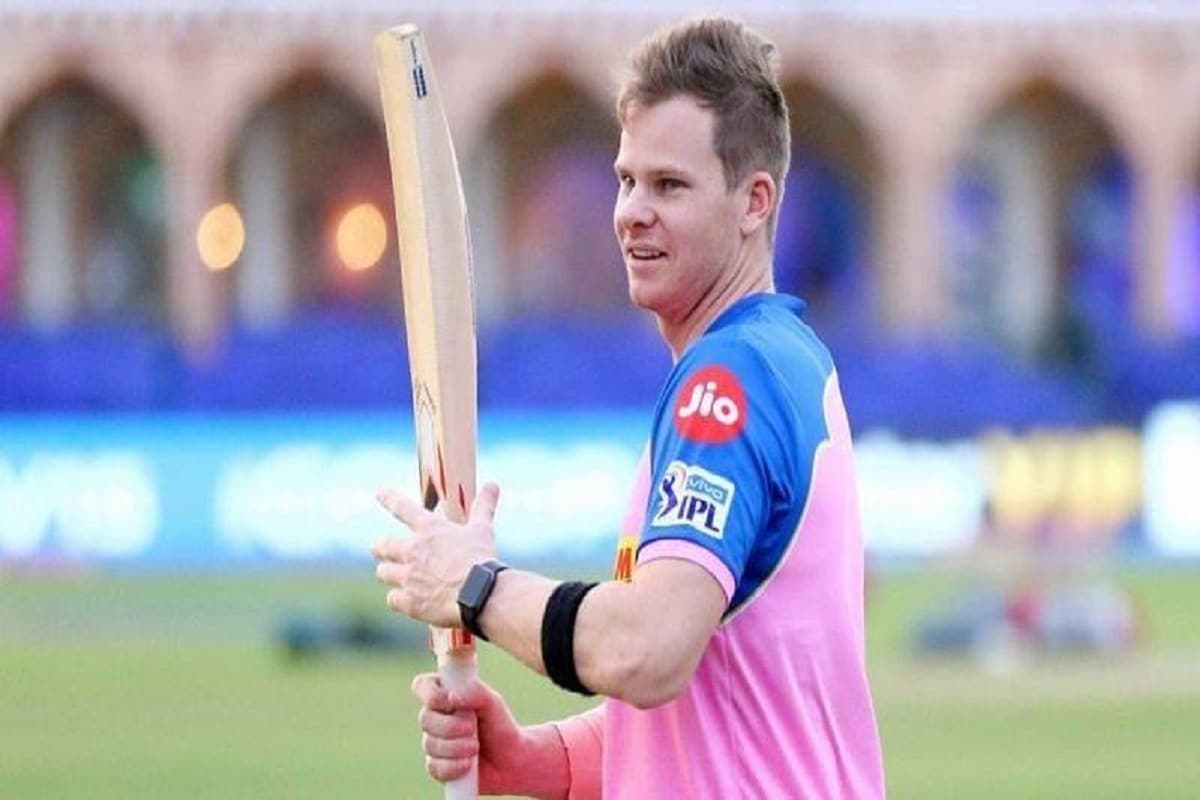 નવી દિલ્હી : આગામી મહિને આઈપીએલ-14ના (IPL 2021) મિની હરાજી (IPL 2021 Auction) પહેલા રાજસ્થાન રોયલ્સે પોતાના સ્ટાર કેપ્ટન ઓસ્ટ્રેલિયાના સ્ટિવ સ્મિથને (steve smith) રિલીઝ કરી દીધો છે. એએનઆઈના રિપોર્ટ પ્રમાણે ઘણી ચર્ચા કર્યા પછી ફ્રેન્ચાઇઝીએ આ નિર્ણય કર્યો છે. એએનઆઈ સાથે વાત કરતા સૂત્રએ આ વાતની પૃષ્ટિ કરી છે અને કહ્યું કે બીસીસીઆઈને લિસ્ટ મોકલ્યા પહેલા અંતિમ દિવસે આ નિર્ણય કરવામાં આવ્યો છે. સૂત્રોના મતે આઈપીએલની હરાજી 16 ફેબ્રુઆરીએ યોજાઈ શકે છે. નવી દિલ્હી : આગામી મહિને આઈપીએલ-14ના (IPL 2021) મિની હરાજી (IPL 2021 Auction) પહેલા રાજસ્થાન રોયલ્સે પોતાના સ્ટાર કેપ્ટન ઓસ્ટ્રેલિયાના સ્ટિવ સ્મિથને (steve smith) રિલીઝ કરી દીધો છે. એએનઆઈના રિપોર્ટ પ્રમાણે ઘણી ચર્ચા કર્યા પછી ફ્રેન્ચાઇઝીએ આ નિર્ણય કર્યો છે. એએનઆઈ સાથે વાત કરતા સૂત્રએ આ વાતની પૃષ્ટિ કરી છે અને કહ્યું કે બીસીસીઆઈને લિસ્ટ મોકલ્યા પહેલા અંતિમ દિવસે આ નિર્ણય કરવામાં આવ્યો છે. સૂત્રોના મતે આઈપીએલની હરાજી 16 ફેબ્રુઆરીએ યોજાઈ શકે છે.