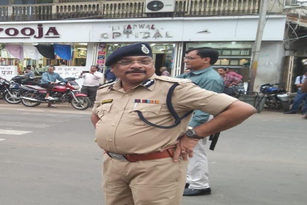 વડોદરાના જોઈન્ટ પોલીસ કમિશનરના ચાર્જ પહેલા તેઓ કોસ્ટલ સિક્યૉરીટી અને ઇન્ટેલિજન્સ ઉપરાંત હુમન રાઈટ્સના આઇજી ફરજ બજાવતા હતા 5 વર્ષ બાદ તેમને બરોડાના જોઇન્ટ પોલીસ કમિશ્નર તરીકે મુક્યાં હતા ત્યારે તેમના મોટા ભાઈ સિધ્ધરાજસિંહ ભાટી સુરતના સેક્ટર - 1 તરીકે ફરજ બજાવતા હતા. વડોદરાના જોઈન્ટ પોલીસ કમિશનરના ચાર્જ પહેલા તેઓ કોસ્ટલ સિક્યૉરીટી અને ઇન્ટેલિજન્સ ઉપરાંત હુમન રાઈટ્સના આઇજી ફરજ બજાવતા હતા 5 વર્ષ બાદ તેમને બરોડાના જોઇન્ટ પોલીસ કમિશ્નર તરીકે મુક્યાં હતા ત્યારે તેમના મોટા ભાઈ સિધ્ધરાજસિંહ ભાટી સુરતના સેક્ટર - 1 તરીકે ફરજ બજાવતા હતા.