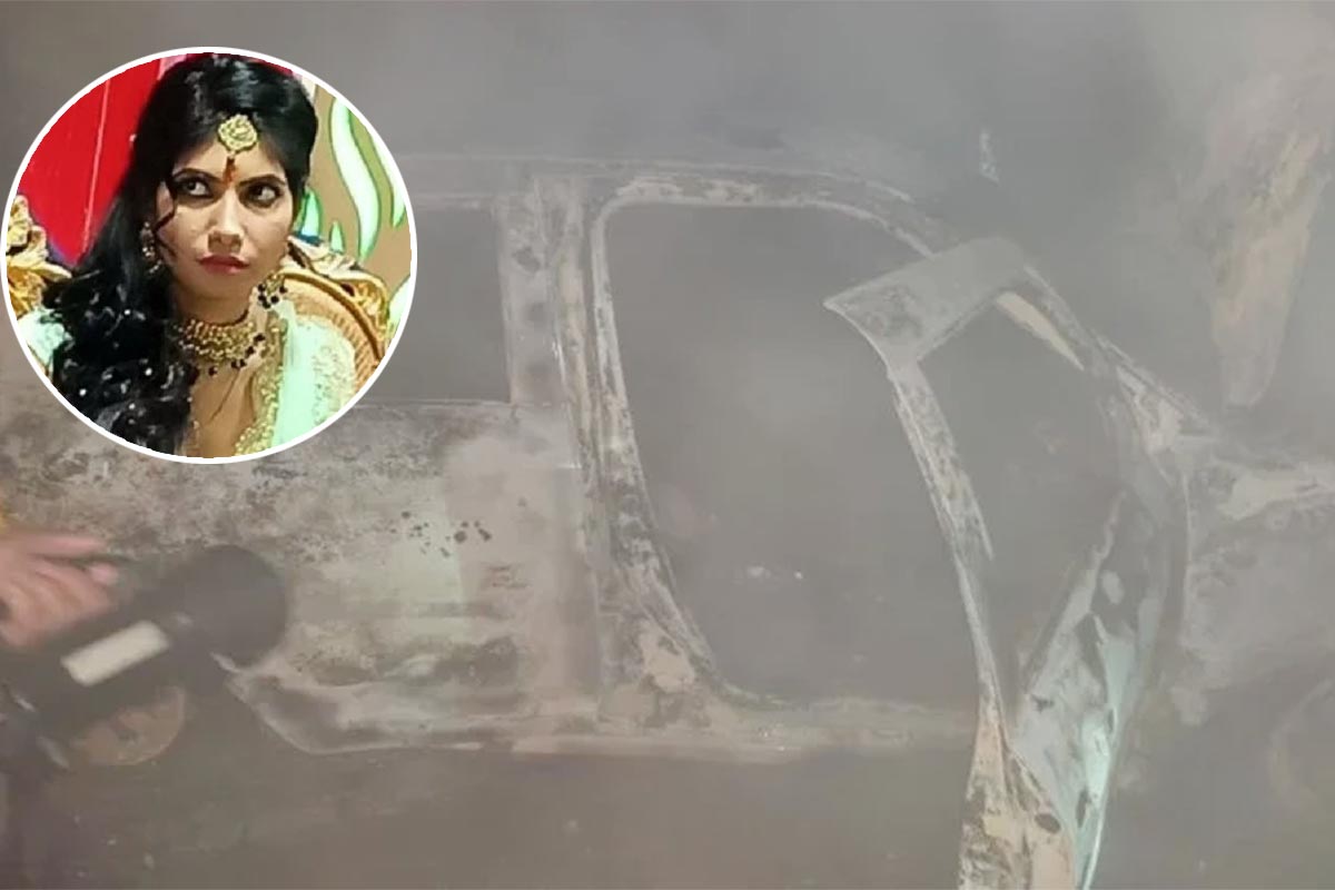 આગ્રા: ઉત્તર પ્રદેશના આગ્રા-લખનઉ એક્સપ્રેસવે (Agra-Lucknow Express-way) પર ફતેહાબાદમાં એક ખૂબ જ દુઃખદ દુર્ઘટના ઘટી છે. આ દુર્ઘટનામાં પતિની નજર સામે જ નવપરિણીતાનું કારમાં જીવતા સળગી જવાથી મોત થઈ ગયું છે. લખનઉના મોહનલાલગંજ નિવાસી વિકાસ યાદવ કારનું બોનટ ખોલીને જોઈ રહ્યો હતો, ત્યારે જ કારમાં અચાનક આગ લાગી ગઈ હતી. સેન્ટ્રલ લોક લાગી જવાથી પત્ની રીમા કારની બહાર નીકળી શકી ન હતી. પ્રાપ્ત વિગત પ્રમાણે પતિ અને પત્ની બંને મથુરાથી પરત આવી રહ્યા હતા, આ દરમિયાન એક્સપ્રેસવે પર આ બનાવ બન્યો હતો. વિકાસનું કહેવું છે કે તેણે મદદ માટે ખૂબ બૂમો પાડી હતી. રાત્રે લોકો પોતાના વાહનોની બ્રેક મારીને મદદ કર્યાં વગર જ ભાગી જતા હતા. પોલીસ જ્યાં સુધી ઘટના સ્થળે પહોંચી ત્યાં સુધી વિકાસની દુનિયા લૂંટાઈ ચૂકી હતી. આગ્રા: ઉત્તર પ્રદેશના આગ્રા-લખનઉ એક્સપ્રેસવે (Agra-Lucknow Express-way) પર ફતેહાબાદમાં એક ખૂબ જ દુઃખદ દુર્ઘટના ઘટી છે. આ દુર્ઘટનામાં પતિની નજર સામે જ નવપરિણીતાનું કારમાં જીવતા સળગી જવાથી મોત થઈ ગયું છે. લખનઉના મોહનલાલગંજ નિવાસી વિકાસ યાદવ કારનું બોનટ ખોલીને જોઈ રહ્યો હતો, ત્યારે જ કારમાં અચાનક આગ લાગી ગઈ હતી. સેન્ટ્રલ લોક લાગી જવાથી પત્ની રીમા કારની બહાર નીકળી શકી ન હતી. પ્રાપ્ત વિગત પ્રમાણે પતિ અને પત્ની બંને મથુરાથી પરત આવી રહ્યા હતા, આ દરમિયાન એક્સપ્રેસવે પર આ બનાવ બન્યો હતો. વિકાસનું કહેવું છે કે તેણે મદદ માટે ખૂબ બૂમો પાડી હતી. રાત્રે લોકો પોતાના વાહનોની બ્રેક મારીને મદદ કર્યાં વગર જ ભાગી જતા હતા. પોલીસ જ્યાં સુધી ઘટના સ્થળે પહોંચી ત્યાં સુધી વિકાસની દુનિયા લૂંટાઈ ચૂકી હતી.