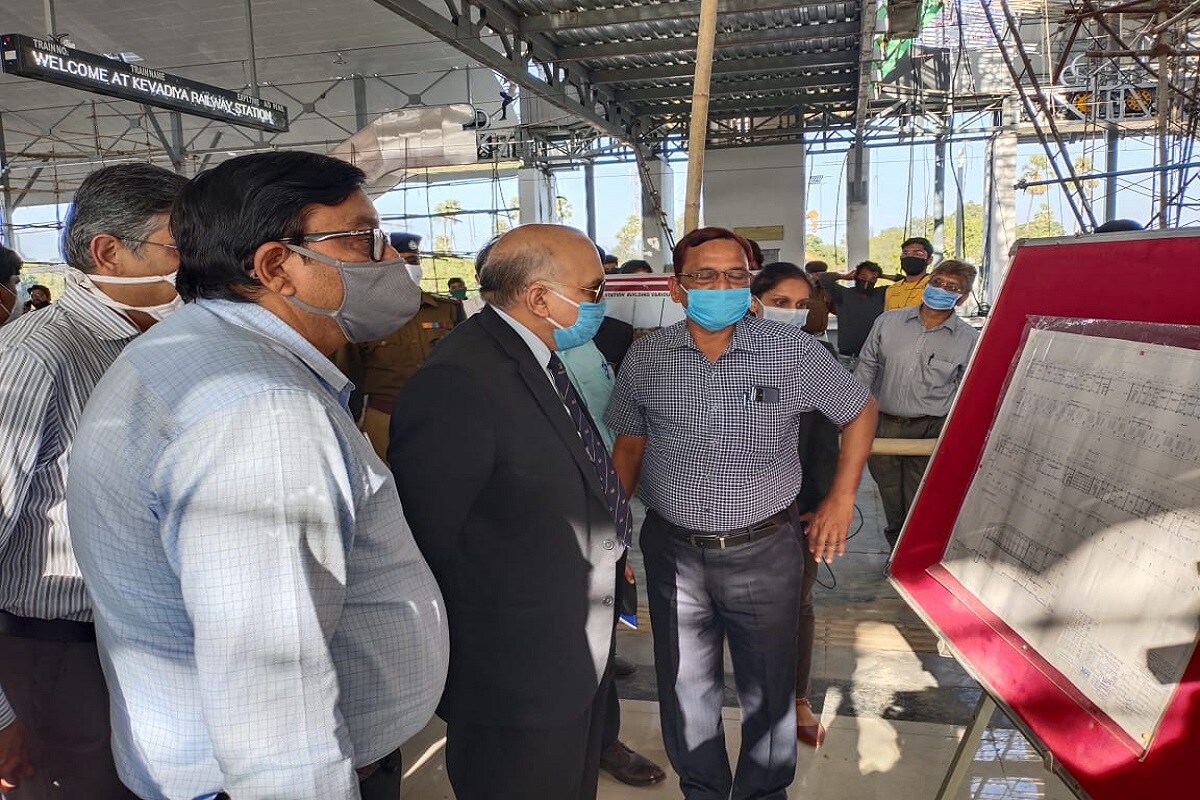 આગામી 17 મી જાન્યુઆરીએ વડાપ્રધાન નરેન્દ્ર મોદીનો ડ્રિમ પ્રોજેકટ 24 મહિના બાદ સાકાર થવા થશે. તેમના હસ્તે દિલ્હીમાં સવારે 11.20 કલાકે દેશના વિભિન્ન ભાગમાંથી કેવડિયા SOU ખાતે એકસાથે 8 ટ્રેનોને ગ્રીન સિગ્નલ આપી ઇ-પ્રસ્થાન કરાવાશે. કેવડિયા ખાતે આ કાર્યક્રમની તૈયારીઓને આખરી ઓપ અપાઈ ગયો છે. 17 મી એ ગુજરાતના મુખ્યમંત્રી વિજય રૂપાણી અને રેલ્વે મંત્રી પીયુષ ગોયલ કેવડિયા ખાતે હાજર રહેશે. આગામી 17 મી જાન્યુઆરીએ વડાપ્રધાન નરેન્દ્ર મોદીનો ડ્રિમ પ્રોજેકટ 24 મહિના બાદ સાકાર થવા થશે. તેમના હસ્તે દિલ્હીમાં સવારે 11.20 કલાકે દેશના વિભિન્ન ભાગમાંથી કેવડિયા SOU ખાતે એકસાથે 8 ટ્રેનોને ગ્રીન સિગ્નલ આપી ઇ-પ્રસ્થાન કરાવાશે. કેવડિયા ખાતે આ કાર્યક્રમની તૈયારીઓને આખરી ઓપ અપાઈ ગયો છે. 17 મી એ ગુજરાતના મુખ્યમંત્રી વિજય રૂપાણી અને રેલ્વે મંત્રી પીયુષ ગોયલ કેવડિયા ખાતે હાજર રહેશે.