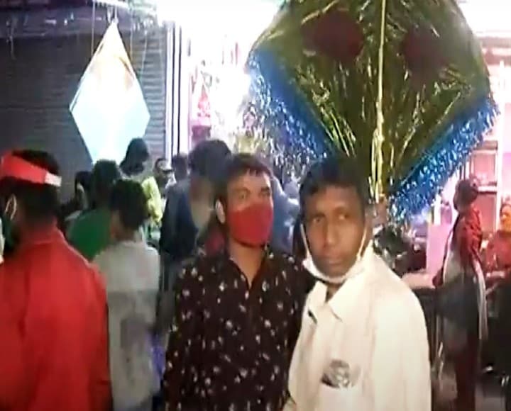 અમદાવાદ શહેરના દિલ્હી દરવાજા વિસ્તારમાં ભરાતી પતંગ બજારમાં લોકોના ટોળેને ટોળા ઉમટ્યા હતા. લોકોએ કોરોના થયા તો ભલે થાય પણ પતંગ ખરીદીશું અને ઉડાવીશું એવી વાતો પણ કેમેરા સામે કરી હતી આમ લોકોનો પતંગ પ્રત્યનો શોખ જોવા મળ્યો હતો. (મયૂર માકડિયા, અમદાવાદ) અમદાવાદ શહેરના દિલ્હી દરવાજા વિસ્તારમાં ભરાતી પતંગ બજારમાં લોકોના ટોળેને ટોળા ઉમટ્યા હતા. લોકોએ કોરોના થયા તો ભલે થાય પણ પતંગ ખરીદીશું અને ઉડાવીશું એવી વાતો પણ કેમેરા સામે કરી હતી આમ લોકોનો પતંગ પ્રત્યનો શોખ જોવા મળ્યો હતો. (મયૂર માકડિયા, અમદાવાદ)