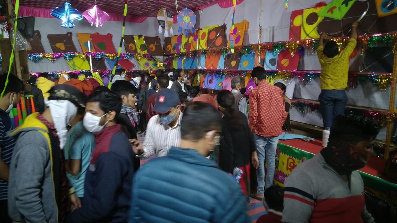અ્મદાવાદ શહેરના પશ્ચિમમાં ભરાતી પતંગ બજારોની સ્થિતિ પણ એવી જ હતી અહીંયા લોકોએ પોતાના પરિવાર સાથે આવીને ભાવ વધારાની વચ્ચે પણ મન મૂકીને પતંગ ખરીદ્યા હતા. શહેરમાં ઉત્તરાયણનો અનોખો ઉત્સાહ પતંગ બજારમાં જોવા મળ્યો હતો. (સંજય ટાંક) અ્મદાવાદ શહેરના પશ્ચિમમાં ભરાતી પતંગ બજારોની સ્થિતિ પણ એવી જ હતી અહીંયા લોકોએ પોતાના પરિવાર સાથે આવીને ભાવ વધારાની વચ્ચે પણ મન મૂકીને પતંગ ખરીદ્યા હતા. શહેરમાં ઉત્તરાયણનો અનોખો ઉત્સાહ પતંગ બજારમાં જોવા મળ્યો હતો. (સંજય ટાંક)