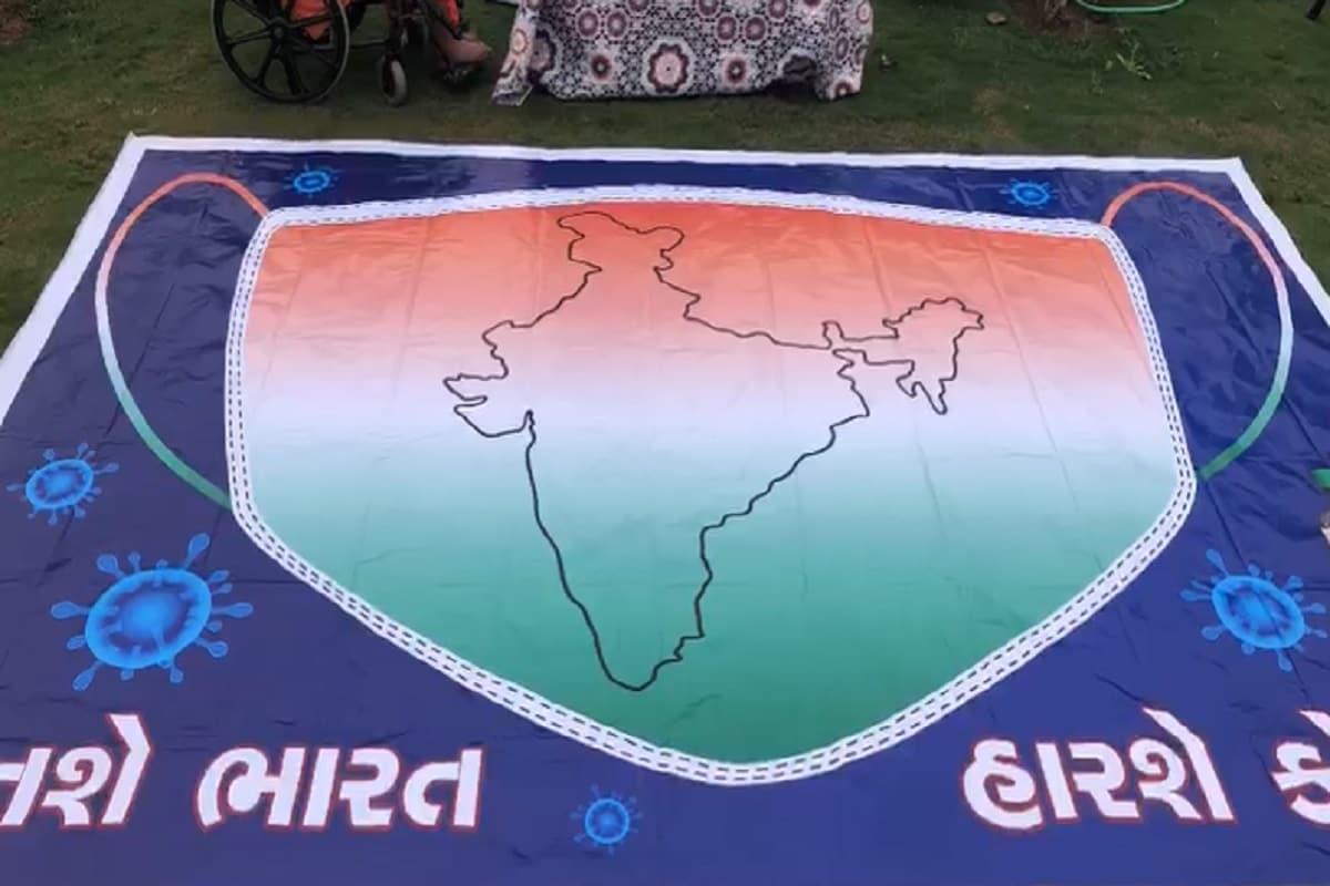 અમદાવાદ : તા. ર૬ જાન્યુઆરી પ્રજાસત્તાક દિનના ઉપક્રમે શ્રી સ્વામિનારાયણ મંદિર - કુમકુમ - મણિનગર - અમદાવાદ દ્રારા 15 X 9 ફૂટનું વિશાળ ત્રિરંગનું માસ્ક બનાવવામાં આવ્યું હતું. જેની અંદર ભારતના નકશાની કૃત્તિ અને વેક્સીન પણ કંડારવામાં આવી હતી. અમદાવાદ : તા. ર૬ જાન્યુઆરી પ્રજાસત્તાક દિનના ઉપક્રમે શ્રી સ્વામિનારાયણ મંદિર - કુમકુમ - મણિનગર - અમદાવાદ દ્રારા 15 X 9 ફૂટનું વિશાળ ત્રિરંગનું માસ્ક બનાવવામાં આવ્યું હતું. જેની અંદર ભારતના નકશાની કૃત્તિ અને વેક્સીન પણ કંડારવામાં આવી હતી.