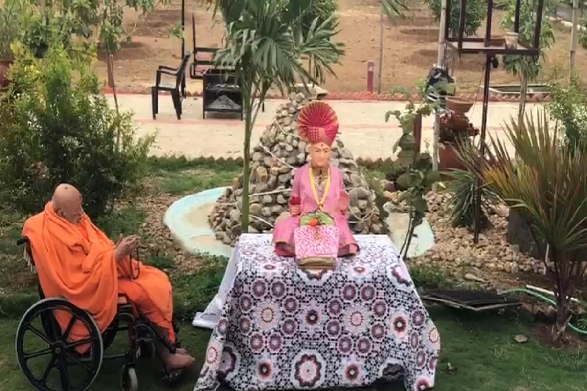 શ્રી સ્વામિનારાયણ ભગવાનના ચરણકમળોમાં આ માસ્ક અર્પણ કરીને ૧૦૦ વર્ષીય મહંત સદ્ગુરુ શાસ્ત્રી આનંદપ્રિયદાસજી સ્વામીએ પ્રાર્થના કરી હતી કે, “હે ભગવાન્ ! સૌને કોરોના વાયરસ અને માસ્કથી આઝાદી અપાવો અને વેક્સીન જે મૂકાવે તેને તે લાભદાયી નીવડે અને તેનું સ્વાસ્થ્ય સારું બની રહે” શ્રી સ્વામિનારાયણ ભગવાનના ચરણકમળોમાં આ માસ્ક અર્પણ કરીને ૧૦૦ વર્ષીય મહંત સદ્ગુરુ શાસ્ત્રી આનંદપ્રિયદાસજી સ્વામીએ પ્રાર્થના કરી હતી કે, “હે ભગવાન્ ! સૌને કોરોના વાયરસ અને માસ્કથી આઝાદી અપાવો અને વેક્સીન જે મૂકાવે તેને તે લાભદાયી નીવડે અને તેનું સ્વાસ્થ્ય સારું બની રહે”
