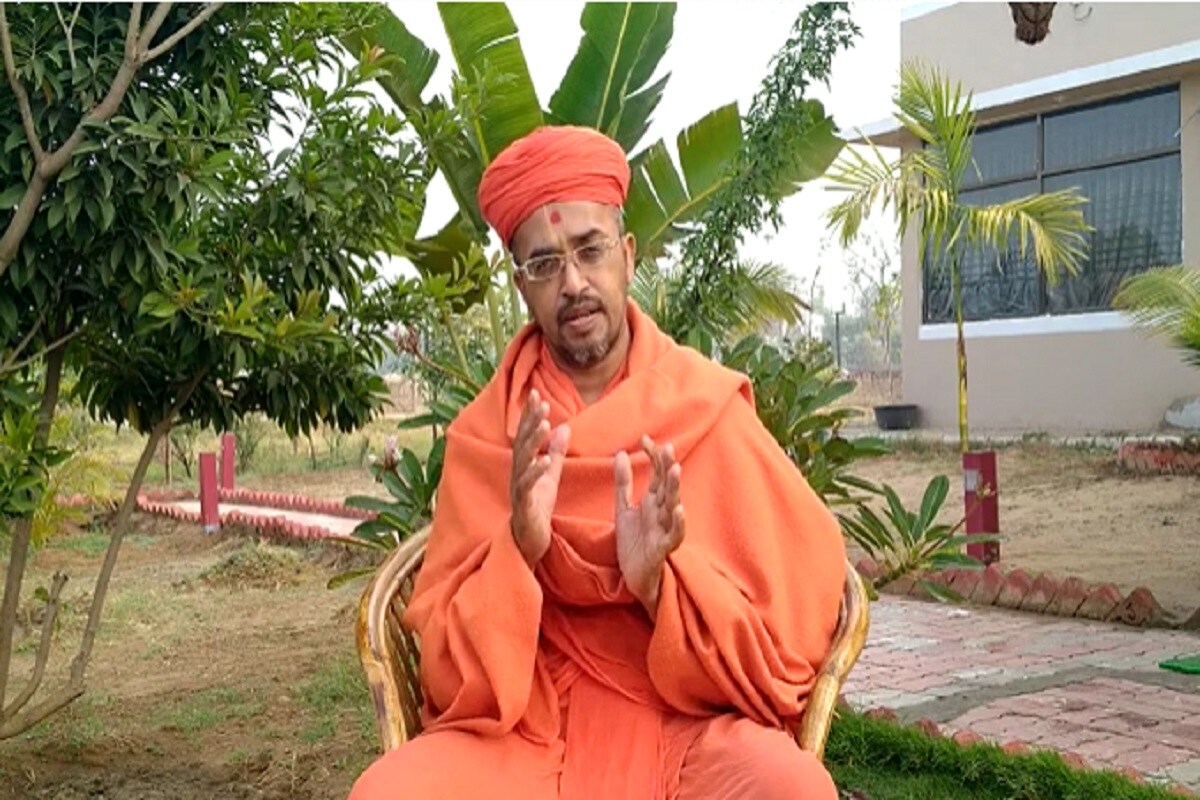આ પ્રસંગે કુમકુમ મંદિરના સાધુ પ્રેમવત્સલદાસજીએ જણાવ્યું હતું કે, જયાં સુધી કોરોના વાયરસની સંપૂર્ણ નાબુદી થઈ નથી. ત્યાં સુધી આપણે તેનાથી આઝાદી પ્રાપ્ત થાય તે માટે નિત્ય ભગવાનને પ્રાર્થના કરવી જોઈએ, માસ્ક અવશ્ય પહેરવું જોઈએ,સોશિયલ ડીરન્ટન્સ પણ રાખવું જોઈએ અને વેક્સીન મૂકાવવી જોઈએ. આ પ્રસંગે કુમકુમ મંદિરના સાધુ પ્રેમવત્સલદાસજીએ જણાવ્યું હતું કે, જયાં સુધી કોરોના વાયરસની સંપૂર્ણ નાબુદી થઈ નથી. ત્યાં સુધી આપણે તેનાથી આઝાદી પ્રાપ્ત થાય તે માટે નિત્ય ભગવાનને પ્રાર્થના કરવી જોઈએ, માસ્ક અવશ્ય પહેરવું જોઈએ,સોશિયલ ડીરન્ટન્સ પણ રાખવું જોઈએ અને વેક્સીન મૂકાવવી જોઈએ.