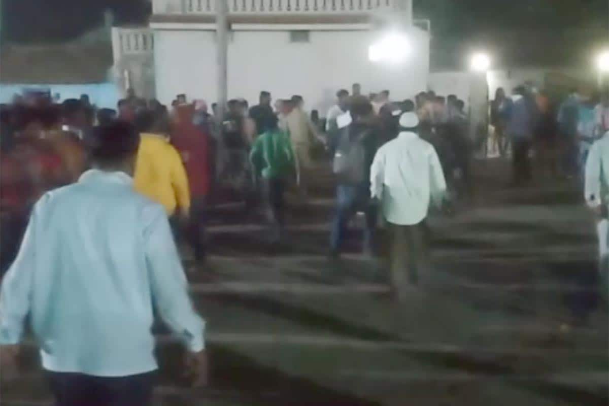 કીડાણા ખાતે જૂથ અથડામણ: મળતી માહિતી પ્રમાણે રામ મંદિર નિર્માણના નિધિ એકત્રીકરણ માટે એક રેલીનું આયોજન કરવામાં આવ્યું હતું. આ રેલી પર કોઈએ પથ્થરમારો કર્યો હતો. જે બાદમાં ઝઘડો થયો હતો અને આ ઝઘડાએ જૂથ અથડામણનું સ્વરૂપ ધારણ કરી લીધું હતું. મોડી રાત્રે કેટલાક વાહનો પણ સળગાવી દેવામાં આવ્યા હતા. બનાવ બાદ પોલીસનો મોટો કાફલો કીડાણા ખાતે ખડકી દેવામાં આવ્યો હતો. કીડાણા ખાતે જૂથ અથડામણ: મળતી માહિતી પ્રમાણે રામ મંદિર નિર્માણના નિધિ એકત્રીકરણ માટે એક રેલીનું આયોજન કરવામાં આવ્યું હતું. આ રેલી પર કોઈએ પથ્થરમારો કર્યો હતો. જે બાદમાં ઝઘડો થયો હતો અને આ ઝઘડાએ જૂથ અથડામણનું સ્વરૂપ ધારણ કરી લીધું હતું. મોડી રાત્રે કેટલાક વાહનો પણ સળગાવી દેવામાં આવ્યા હતા. બનાવ બાદ પોલીસનો મોટો કાફલો કીડાણા ખાતે ખડકી દેવામાં આવ્યો હતો.
