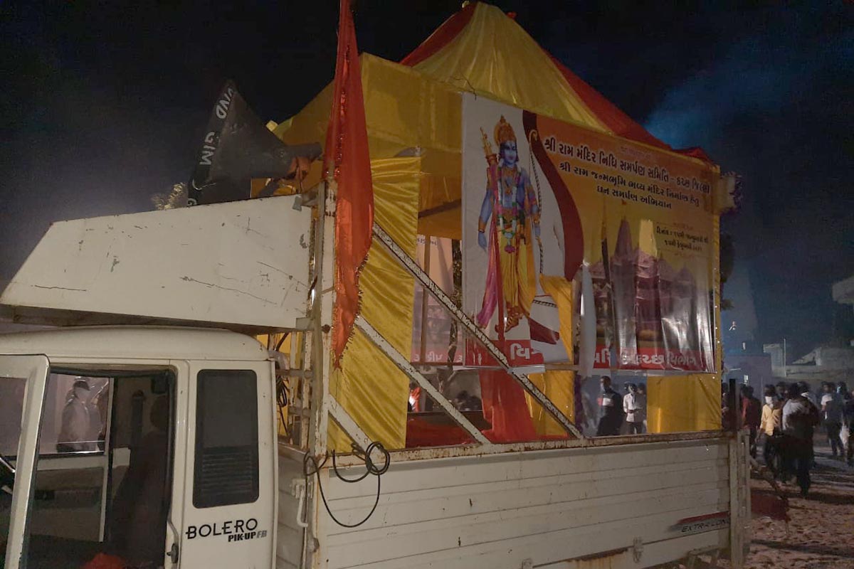મળતી માહિતી પ્રમાણે કીડાણામાં રામમંદિર નિર્માણની રેલી દરમિયાન કેટલાક ટીખળખોર શખ્સોએ પથ્થરમારો કર્યો હતો. કચ્છમાં આવી સતત બીજી ઘટના બની છે. આ પહેલા મુન્દ્રાના સાડાઉમાં પણ આવો જ બનાવો બન્યો હતો. કચ્છમાં સતત આવી ઘટનાઓ બાદ મામલો ગરમાયો છે. પોલીસે પણ અન્ય કોઈ જગ્યાએ આવો કોઈ બનાવ ન બને તે માટે ચુસ્ત બંદોબસ્ત ગોઠવી દીધો છે. મળતી માહિતી પ્રમાણે કીડાણામાં રામમંદિર નિર્માણની રેલી દરમિયાન કેટલાક ટીખળખોર શખ્સોએ પથ્થરમારો કર્યો હતો. કચ્છમાં આવી સતત બીજી ઘટના બની છે. આ પહેલા મુન્દ્રાના સાડાઉમાં પણ આવો જ બનાવો બન્યો હતો. કચ્છમાં સતત આવી ઘટનાઓ બાદ મામલો ગરમાયો છે. પોલીસે પણ અન્ય કોઈ જગ્યાએ આવો કોઈ બનાવ ન બને તે માટે ચુસ્ત બંદોબસ્ત ગોઠવી દીધો છે.