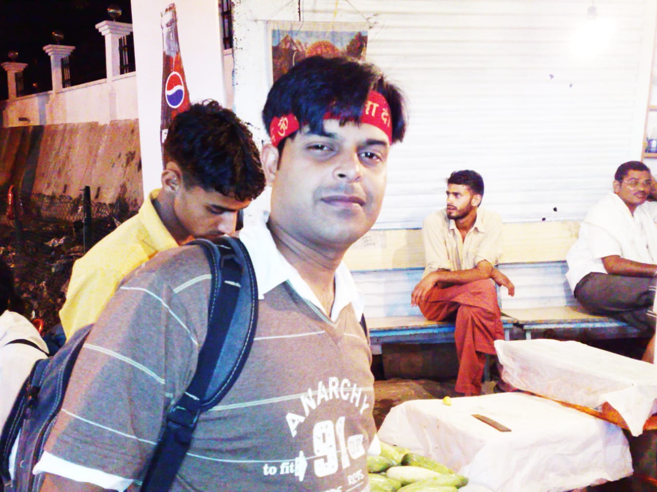 અમદાવાદ સાયબર ક્રાઇમસેલે આરોપીને પકડી પૂછપરછ કરી ત્યારે આવી જ એક ફિલ્મી સ્ટોરી સામે આવી હતી. અમદાવાદની એક 28 વર્ષીય યુવતીને એક યુવકે મેટ્રોમોનિયલ સાઇટ પર યુવકની પ્રોફાઈલ ચેક કરી હતી અને યુવકે પોતે ગૂગલ કંપનીમાં એચ આર મેનેજર છે અને વાર્ષિક 40 લાખ રૂપિયા પગાર છે .જેથી યુવતી તેં પ્રોફાઇલમાં ફસાઈ અને તેની સાથે સંપર્ક કર્યો હતો. અમદાવાદ સાયબર ક્રાઇમસેલે આરોપીને પકડી પૂછપરછ કરી ત્યારે આવી જ એક ફિલ્મી સ્ટોરી સામે આવી હતી. અમદાવાદની એક 28 વર્ષીય યુવતીને એક યુવકે મેટ્રોમોનિયલ સાઇટ પર યુવકની પ્રોફાઈલ ચેક કરી હતી અને યુવકે પોતે ગૂગલ કંપનીમાં એચ આર મેનેજર છે અને વાર્ષિક 40 લાખ રૂપિયા પગાર છે .જેથી યુવતી તેં પ્રોફાઇલમાં ફસાઈ અને તેની સાથે સંપર્ક કર્યો હતો.