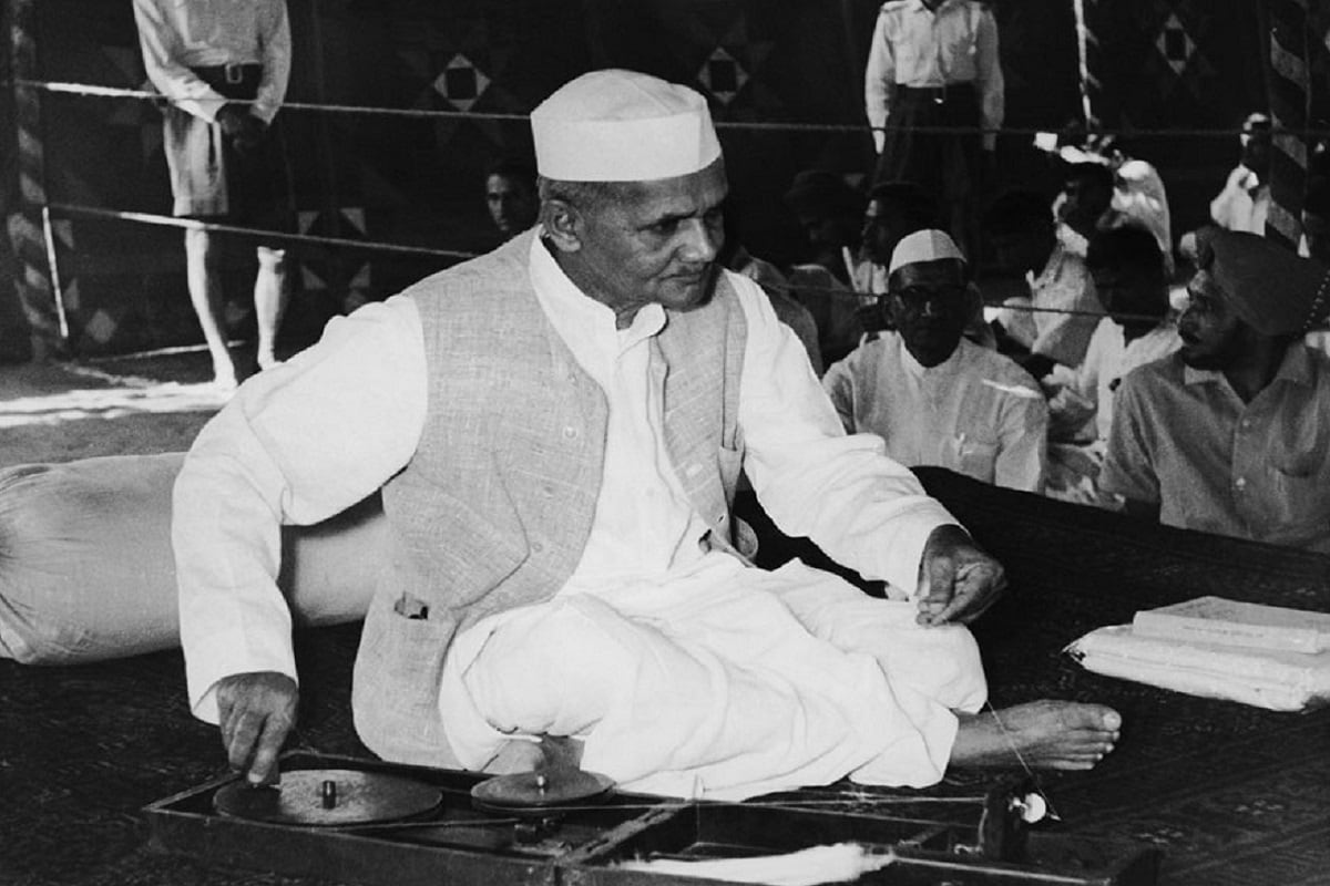 11 જાન્યુઆરી 1966 ના રોજ દેશના પૂર્વ વડાપ્રધાન લાલ બહાદુર શાસ્ત્રીએ (Lal Bahadur Shastri ) તાશકંદમાં (Tashkent) અંતિમ શ્વાસ લીધા હતા. 10 જાન્યુઆરી 1966ના રોજ પાકિસ્તાન (Pakistan) સાથે શાંતિ અંગેના કરારના કર્યાના માત્ર 12 કલાક પછી તાશકંદમાં અચાનક તેમનું અવસાન થયું. તેમનું મૃત્યુ આજે પણ એક રહસ્ય સમાન છે. તેમણે પોતાનું સમગ્ર જીવન ગરીબો અને દેશની સેવામાં સમર્પિત કર્યુ હતું. 11 જાન્યુઆરી 1966 ના રોજ દેશના પૂર્વ વડાપ્રધાન લાલ બહાદુર શાસ્ત્રીએ (Lal Bahadur Shastri ) તાશકંદમાં (Tashkent) અંતિમ શ્વાસ લીધા હતા. 10 જાન્યુઆરી 1966ના રોજ પાકિસ્તાન (Pakistan) સાથે શાંતિ અંગેના કરારના કર્યાના માત્ર 12 કલાક પછી તાશકંદમાં અચાનક તેમનું અવસાન થયું. તેમનું મૃત્યુ આજે પણ એક રહસ્ય સમાન છે. તેમણે પોતાનું સમગ્ર જીવન ગરીબો અને દેશની સેવામાં સમર્પિત કર્યુ હતું.