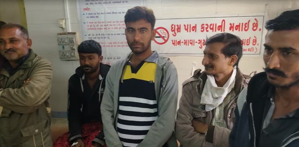 બનાવની વિગત એવી છે કે વાલર ગામે અંદાજે નવ વાગ્યાના સુમારે 22 વર્ષના ખેડૂત હરપાલસિંહ કનકસિંહ તેમની વાડીમાં રજકો વાઢી રહ્યા હતા. દરમિયાન પાછળ રાખેલા કપાસના ઢગલામાં સંતાયેલો સિંહ ત્રાડક્યુ હતો. બનાવની વિગત એવી છે કે વાલર ગામે અંદાજે નવ વાગ્યાના સુમારે 22 વર્ષના ખેડૂત હરપાલસિંહ કનકસિંહ તેમની વાડીમાં રજકો વાઢી રહ્યા હતા. દરમિયાન પાછળ રાખેલા કપાસના ઢગલામાં સંતાયેલો સિંહ ત્રાડક્યુ હતો.