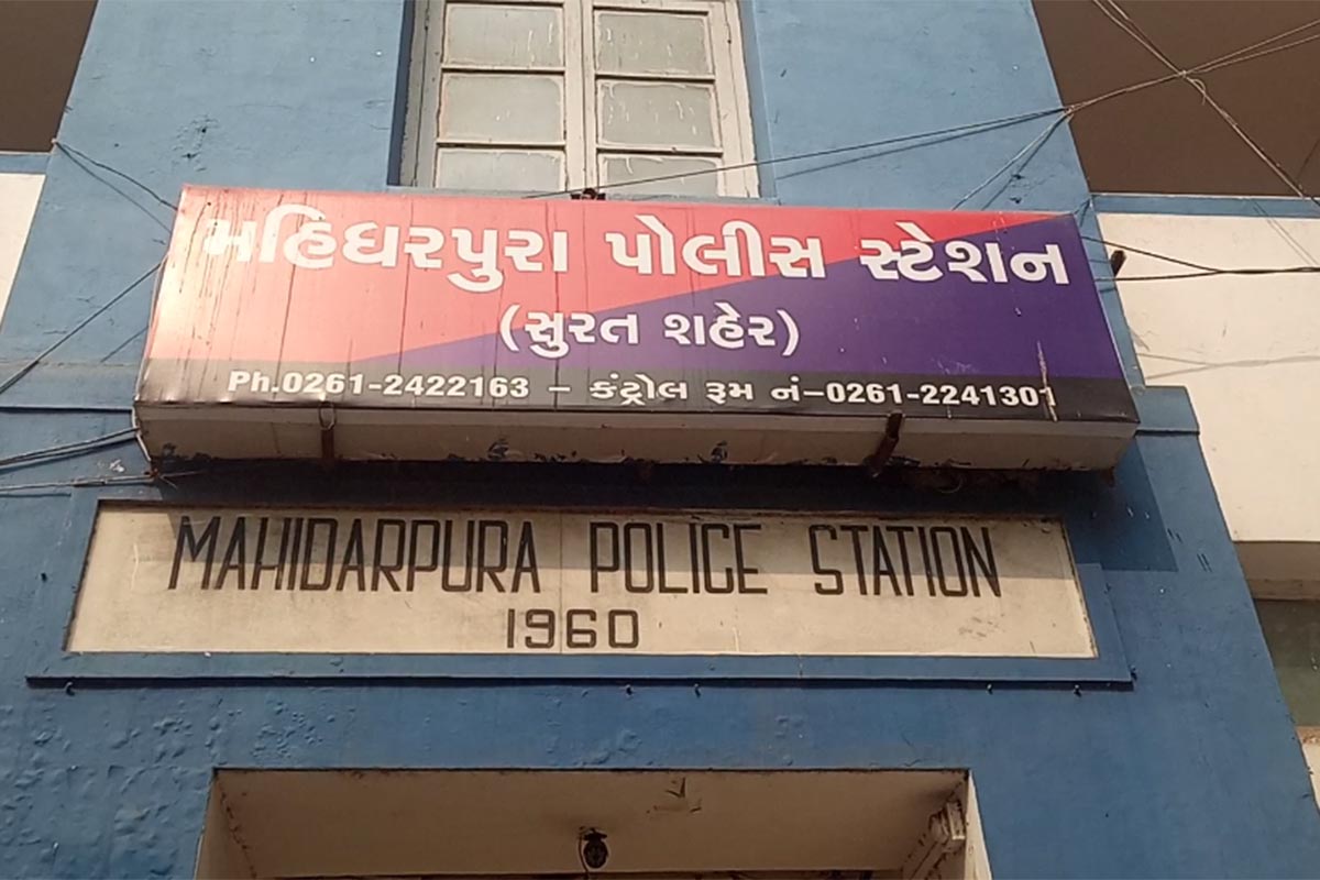પોલીસે આ ઘટનામાં હત્યા કરનાર દંપતીની ધરપકડ કરી છે. આરોપી યુવતી દેહ વેપારના ધંધા સાથે સંકળાયેલી છે. પોલીસે મારનાર ઇસમની ઓળખ મેળવવા તપાસ શરુ કરતા આ યુવકનું નામ ભાવેશ ઉર્ફ કાળુ અમતુ દંતાણી હોવાનું સામે આવ્યું છે. જે છૂટક મજુરીનું કામ કરતો હતો. ગત બુધવારના રોજ રાત્રે ભાવેશે યુવતીને 500 રૂપિયા આપવાની વાત કરીને પોતાની સાથે સંબંધ બાંધવા બોલાવી હતી. તે સમયે ભાવેશે યુવતીને ગુપ્તાંગ બતાવ્યું હતું. જે બાદમાં યુવતીનો પતિ ભાવેશને માર મારવા લાગ્યો હતો. પતિએ કહ્યુ હતુ કે, તું મારી સામે જ કેમ ગુપ્તાંગ બતાવી રહ્યો છે. પોલીસે આ ઘટનામાં હત્યા કરનાર દંપતીની ધરપકડ કરી છે. આરોપી યુવતી દેહ વેપારના ધંધા સાથે સંકળાયેલી છે. પોલીસે મારનાર ઇસમની ઓળખ મેળવવા તપાસ શરુ કરતા આ યુવકનું નામ ભાવેશ ઉર્ફ કાળુ અમતુ દંતાણી હોવાનું સામે આવ્યું છે. જે છૂટક મજુરીનું કામ કરતો હતો. ગત બુધવારના રોજ રાત્રે ભાવેશે યુવતીને 500 રૂપિયા આપવાની વાત કરીને પોતાની સાથે સંબંધ બાંધવા બોલાવી હતી. તે સમયે ભાવેશે યુવતીને ગુપ્તાંગ બતાવ્યું હતું. જે બાદમાં યુવતીનો પતિ ભાવેશને માર મારવા લાગ્યો હતો. પતિએ કહ્યુ હતુ કે, તું મારી સામે જ કેમ ગુપ્તાંગ બતાવી રહ્યો છે.