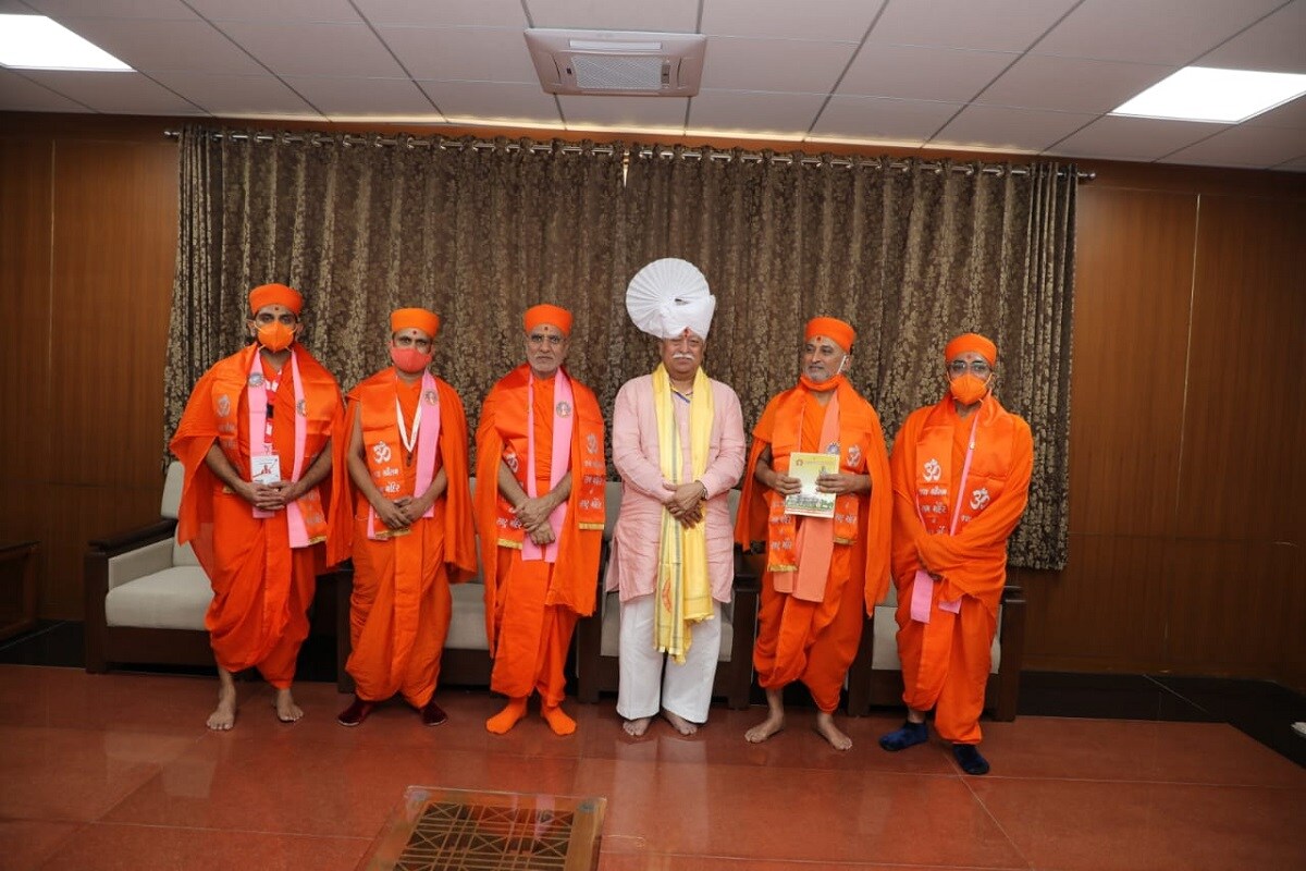 મહત્વનું છે કે, રામ મંદિર માટે ભંડોળ એકત્ર કરવાની ઝુંબેશ શરૂ થઈ છે. આ અભિયાન અંતર્ગત પાંચ લાખથી વધુ ગામના 12 કરોડથી વધુ પરિવારોનો સંપર્ક કરવામાં આવશે. મંદિર નિર્માણ માટે ભંડોળ ઊભું કરવાનું કામ 27 ફેબ્રુઆરી સુધી ચાલશે. આ અભિયાન અંતર્ગત વિશ્વ હિન્દુ પરિષદને રામ મંદિર નિર્માણ માટે લોકોનું સમર્પણ અને સમર્થન મળશે. આ સમય દરમિયાન 10 રૂપિયા, 100, 1000 રૂપિયાના કુપન્સ હશે. તે જ સમયે, 2,000થી વધુ સહકારીઓને એક રસીદ આપવામાં આવશે. આ દાન દ્વારા અયોધ્યામાં શ્રી રામનું ભવ્ય મંદિર બનાવવામાં આવશે. મહત્વનું છે કે, રામ મંદિર માટે ભંડોળ એકત્ર કરવાની ઝુંબેશ શરૂ થઈ છે. આ અભિયાન અંતર્ગત પાંચ લાખથી વધુ ગામના 12 કરોડથી વધુ પરિવારોનો સંપર્ક કરવામાં આવશે. મંદિર નિર્માણ માટે ભંડોળ ઊભું કરવાનું કામ 27 ફેબ્રુઆરી સુધી ચાલશે. આ અભિયાન અંતર્ગત વિશ્વ હિન્દુ પરિષદને રામ મંદિર નિર્માણ માટે લોકોનું સમર્પણ અને સમર્થન મળશે. આ સમય દરમિયાન 10 રૂપિયા, 100, 1000 રૂપિયાના કુપન્સ હશે. તે જ સમયે, 2,000થી વધુ સહકારીઓને એક રસીદ આપવામાં આવશે. આ દાન દ્વારા અયોધ્યામાં શ્રી રામનું ભવ્ય મંદિર બનાવવામાં આવશે.