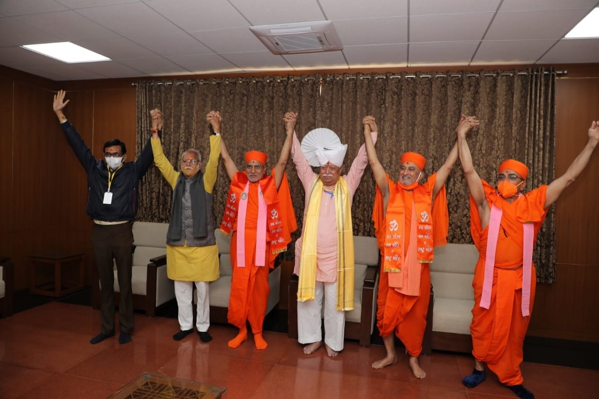 અમદાવાદ : રામ મંદિર નિર્માણ હેતુ નિધિ સમર્પણ કાર્યક્રમ અંતર્ગત મણિનગર શ્રી સ્વામિનારાયણ ગાદી સંસ્થાન દ્વારા ૨૨,૨૨,૨૨૨ - અંકે રૂપિયા બાવીસ લાખ બાવીસ હજાર બસો બાવીસ અર્પણ કરાયા છે. શ્રી સ્વામિનારાયણ ગાદીના આચાર્ય શ્રી જિતેન્દ્રિયપ્રિયદાસજી સ્વામીશ્રી મહારાજ, મહંત સદ્ગુરુ ભગવત્પ્રિયદાસજી સ્વામી વગેરે પૂજનીય સંતો દ્વારા આર.એસ.એસ.ના સરસંઘચાલક ડો. મોહન ભાગવતની ઉપસ્થિતિમાં અશોકભાઈ રાવલ - વિશ્વ હિન્દુ પરિષદ - ગુજરાત ક્ષેત્રીય મંત્રીને અર્પણ કરવામાં આવ્યા હતો. અમદાવાદ : રામ મંદિર નિર્માણ હેતુ નિધિ સમર્પણ કાર્યક્રમ અંતર્ગત મણિનગર શ્રી સ્વામિનારાયણ ગાદી સંસ્થાન દ્વારા ૨૨,૨૨,૨૨૨ - અંકે રૂપિયા બાવીસ લાખ બાવીસ હજાર બસો બાવીસ અર્પણ કરાયા છે. શ્રી સ્વામિનારાયણ ગાદીના આચાર્ય શ્રી જિતેન્દ્રિયપ્રિયદાસજી સ્વામીશ્રી મહારાજ, મહંત સદ્ગુરુ ભગવત્પ્રિયદાસજી સ્વામી વગેરે પૂજનીય સંતો દ્વારા આર.એસ.એસ.ના સરસંઘચાલક ડો. મોહન ભાગવતની ઉપસ્થિતિમાં અશોકભાઈ રાવલ - વિશ્વ હિન્દુ પરિષદ - ગુજરાત ક્ષેત્રીય મંત્રીને અર્પણ કરવામાં આવ્યા હતો.