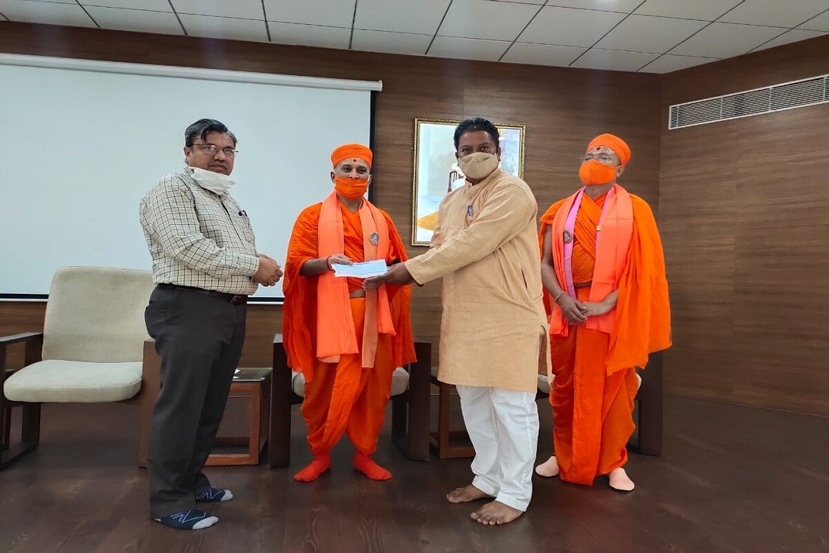 જેમાં રાષ્ટ્રીય સ્વયંસેવક સંઘ, વિશ્વ હિન્દુ પરિષદ સહિતની અનેક ધાર્મિક સંસ્થાઓ દ્વારા આ ભગીરથ કાર્યનો પ્રારંભ થયો છે. જેમાં ડો. હેડગેવાર ભુવન, કર્ણાવતી ખાતે આજરોજ મણિનગર શ્રી સ્વામિનારાયણ ગાદી સંસ્થાનના પૂજનીય સંતો મહંત સદગુરુ ભગવત્પ્રિયદાસજી સ્વામી, ગુરુપ્રિયદાસજી સ્વામી તથા આર.એસ.એસના રૂપેશભાઈ પંડ્યા, વિશ્વ હિન્દુ પરિષદ - મણિનગર જિલ્લા અભિયાન પ્રમુખ; શ્યામભાઈ જાલન - મણિનગર જિલ્લા અભિયાન વાલી વગેરેની ઉપસ્થિતિમાં આ કાર્યનો પ્રારંભ થયો હતો. અનેક શ્રેષ્ઠીઓએ નિધિ સમર્પણ ફંડમાં ધન રાશિ સમર્પણ કરી હતી. જેમાં રાષ્ટ્રીય સ્વયંસેવક સંઘ, વિશ્વ હિન્દુ પરિષદ સહિતની અનેક ધાર્મિક સંસ્થાઓ દ્વારા આ ભગીરથ કાર્યનો પ્રારંભ થયો છે. જેમાં ડો. હેડગેવાર ભુવન, કર્ણાવતી ખાતે આજરોજ મણિનગર શ્રી સ્વામિનારાયણ ગાદી સંસ્થાનના પૂજનીય સંતો મહંત સદગુરુ ભગવત્પ્રિયદાસજી સ્વામી, ગુરુપ્રિયદાસજી સ્વામી તથા આર.એસ.એસના રૂપેશભાઈ પંડ્યા, વિશ્વ હિન્દુ પરિષદ - મણિનગર જિલ્લા અભિયાન પ્રમુખ; શ્યામભાઈ જાલન - મણિનગર જિલ્લા અભિયાન વાલી વગેરેની ઉપસ્થિતિમાં આ કાર્યનો પ્રારંભ થયો હતો. અનેક શ્રેષ્ઠીઓએ નિધિ સમર્પણ ફંડમાં ધન રાશિ સમર્પણ કરી હતી.