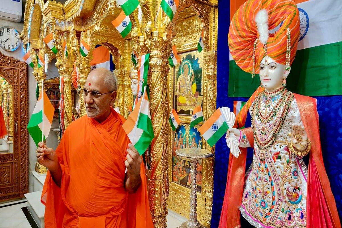 રાજ્યમાં વિવિધ સ્થળોએ આગવા અંદાજમાં પ્રજાસત્તાક દિવસની ઉજવણી કરવામાં આવી હતી. આજે કોરોના કાળ અને માસ્ક સોશિયલ ડિસ્ટન્સના નિયમ સરકારી ગાઈડ લાઈનનું પાલન કરી શ્રી સ્વામિનારાયણ ગાદીના આચાર્ય શ્રી જિતેન્દ્રિયપ્રિયદાસજી સ્વામીશ્રીએ તિરંગો લહેરાવ્યો હતો. જો કે આજે વહેલી સવારે કડકડતી ઠંડી હોવા છતાં સૌએ દેશભક્તિ પ્રત્યે લાગણીની અનુભૂતિ કરાવી હતી. ઘ્વજ વંદન નિહાળતા લોકોએ અદ્ભુત અનુભૂતિ માણી હતી. રાજ્યમાં વિવિધ સ્થળોએ આગવા અંદાજમાં પ્રજાસત્તાક દિવસની ઉજવણી કરવામાં આવી હતી. આજે કોરોના કાળ અને માસ્ક સોશિયલ ડિસ્ટન્સના નિયમ સરકારી ગાઈડ લાઈનનું પાલન કરી શ્રી સ્વામિનારાયણ ગાદીના આચાર્ય શ્રી જિતેન્દ્રિયપ્રિયદાસજી સ્વામીશ્રીએ તિરંગો લહેરાવ્યો હતો. જો કે આજે વહેલી સવારે કડકડતી ઠંડી હોવા છતાં સૌએ દેશભક્તિ પ્રત્યે લાગણીની અનુભૂતિ કરાવી હતી. ઘ્વજ વંદન નિહાળતા લોકોએ અદ્ભુત અનુભૂતિ માણી હતી.
