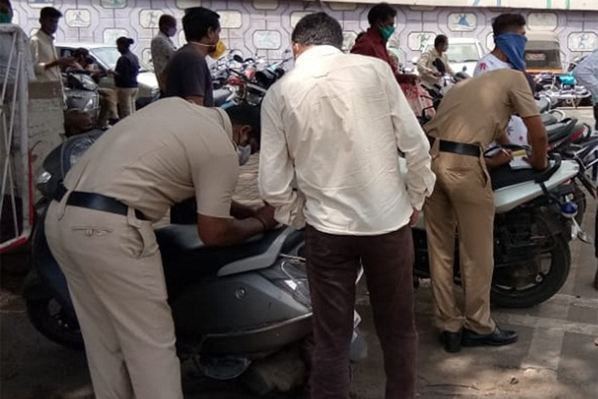 અમદાવાદ: 'તમે ખોટા પૈસા ઉઘરાવો છો'- માસ્ક ન પહેરનાર પાંચ લોકોની પોલીસ સાથે બબાલ