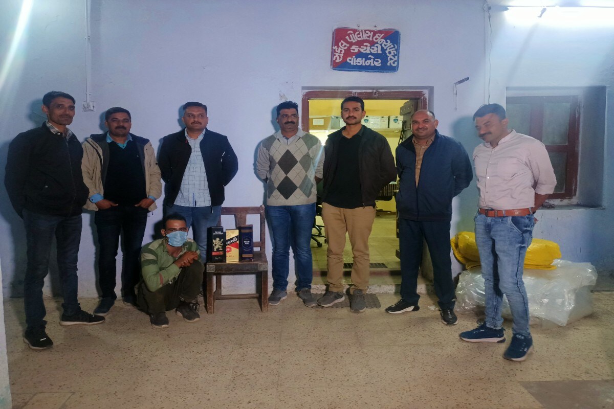 જે દરમ્યાન MH 46 BM 0169 નમ્બરના ટ્રક સાથે ચાલકને પકડી પાડ્યો હતો જેમાં તેનું નામ રઘુવીરસિંગ રામેશ્વર લાલ બિશનોઈ રહે.સીરસા હરિયાણા હોવાનું બહાર આવ્યું હતું. જે દરમ્યાન MH 46 BM 0169 નમ્બરના ટ્રક સાથે ચાલકને પકડી પાડ્યો હતો જેમાં તેનું નામ રઘુવીરસિંગ રામેશ્વર લાલ બિશનોઈ રહે.સીરસા હરિયાણા હોવાનું બહાર આવ્યું હતું.