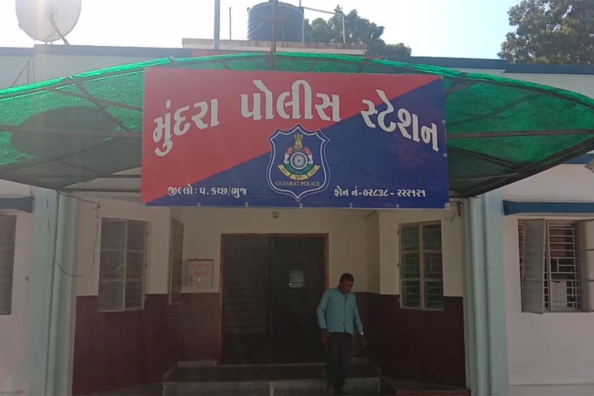 આ કેસની વિગત એવી છે કે 27 વર્ષીય અરજણ ખોરાજ ગઢવીને ગત તારખી 13મી જાન્યુઆરીના રોજ પોલીસે પાર્સલ આવ્યાનું કહીને બોલાવ્યો હતો. મૃતક સમાઘોઘા ગામનો વતની હતો. સમાઘોઘા ગામ ખાતે થયેલી 1.95 લાખની ચોરીના શંકામાં યુવકને પોલીસે બોલાવ્યો હતો અને ગેરકાયદે રીતે ગોંધી રાખીને માર માર્યો હતો. યુવકને ઢોર માર મારવામાં આવ્યા બાદ તેનું નિધન થઈ ગયું હતું. આ કેસની વિગત એવી છે કે 27 વર્ષીય અરજણ ખોરાજ ગઢવીને ગત તારખી 13મી જાન્યુઆરીના રોજ પોલીસે પાર્સલ આવ્યાનું કહીને બોલાવ્યો હતો. મૃતક સમાઘોઘા ગામનો વતની હતો. સમાઘોઘા ગામ ખાતે થયેલી 1.95 લાખની ચોરીના શંકામાં યુવકને પોલીસે બોલાવ્યો હતો અને ગેરકાયદે રીતે ગોંધી રાખીને માર માર્યો હતો. યુવકને ઢોર માર મારવામાં આવ્યા બાદ તેનું નિધન થઈ ગયું હતું.
