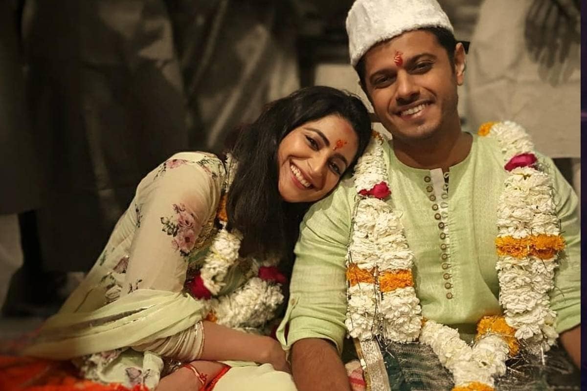 સ્ટાર પ્લસ પર (Star plus) આવતી સીરિયલ ગૂમ હૈ કિસી કી પ્યાર મેં (Ghum Hai Kisikey Pyaar Mein) માં પાખી (Pakhi) અને વિરાટનો (Virat) રોલ કરનારી મુખ્ય અભિનેતાએ આ શોમાં પોતાનો પ્રેમ પૂરો નથી કર્યો અને અલગ થઇ અને અન્ય સાથે લગ્ન કરી લીધા છે. પરંતુ રીઅલ લાઇફમાં વિરાટે પાખીને પોતાની બનાવી લીધી છે. હા, વિરાટનો રોલ કરનારી અભિનેતા નીલ ભટ્ટે (Neil Bhatt) પાખી એટલે કે ઐશ્વર્યા શર્મા (Aishwarya Sharma) સાથે પોતાનો સંબંધ જાહેર કર્યો છે. બંનેએ તેમની રોકા સેરેમનીની વિધિની તસવીરો સોશિયલ મીડિયા (Social media) પર શેર કરી છે. સ્ટાર પ્લસ પર (Star plus) આવતી સીરિયલ ગૂમ હૈ કિસી કી પ્યાર મેં (Ghum Hai Kisikey Pyaar Mein) માં પાખી (Pakhi) અને વિરાટનો (Virat) રોલ કરનારી મુખ્ય અભિનેતાએ આ શોમાં પોતાનો પ્રેમ પૂરો નથી કર્યો અને અલગ થઇ અને અન્ય સાથે લગ્ન કરી લીધા છે. પરંતુ રીઅલ લાઇફમાં વિરાટે પાખીને પોતાની બનાવી લીધી છે. હા, વિરાટનો રોલ કરનારી અભિનેતા નીલ ભટ્ટે (Neil Bhatt) પાખી એટલે કે ઐશ્વર્યા શર્મા (Aishwarya Sharma) સાથે પોતાનો સંબંધ જાહેર કર્યો છે. બંનેએ તેમની રોકા સેરેમનીની વિધિની તસવીરો સોશિયલ મીડિયા (Social media) પર શેર કરી છે.