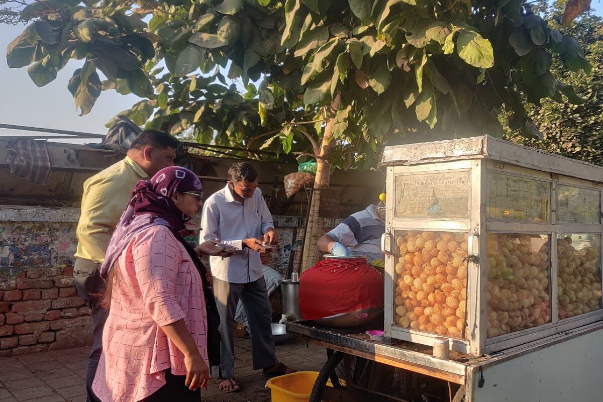 કોરોનાનું સંક્રમણ હજી પણ અટક્યું નથી ત્યારે અમદાવાદમાં અમદાવાદીઓ નાસ્તા કરવા માટે બિન્દાસ બન્યા છે. જેનું ઉદાહરણ અમદાવાદનો આ વિસ્તાર છે. જ્યાં સાંજે 5થી 8 એવી ભીડ થાય છે જે કદાચ તમે સ્વપ્નેય ના વિચારી હોય. જ્યારે અમારી ટીમે અહીંના લોકો સાથે વાત કરવાની કોશિશ કરી ત્યારે અહી લોકો ભાગતા જોવા મળ્યા. કોરોનાનું સંક્રમણ હજી પણ અટક્યું નથી ત્યારે અમદાવાદમાં અમદાવાદીઓ નાસ્તા કરવા માટે બિન્દાસ બન્યા છે. જેનું ઉદાહરણ અમદાવાદનો આ વિસ્તાર છે. જ્યાં સાંજે 5થી 8 એવી ભીડ થાય છે જે કદાચ તમે સ્વપ્નેય ના વિચારી હોય. જ્યારે અમારી ટીમે અહીંના લોકો સાથે વાત કરવાની કોશિશ કરી ત્યારે અહી લોકો ભાગતા જોવા મળ્યા.