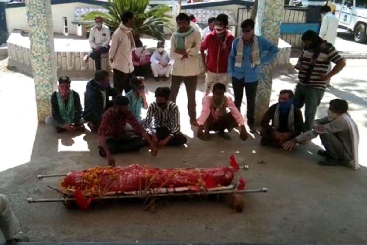 મળતી માહિતી પ્રમાણે વેરાવળની ખાનગી હૉસ્પિટલમાંથી માતાને વધુ સારી સારવાર માટે રાજકોટની હૉસ્પિટલમાં ખસેડવા માટે મૃતક મહિલાનો પુત્ર તેના ગામ કાજલી ખાતે પૈસા લેવા ગયા હતા. આ દરમિયાન તે પરત આવી રહ્યો હતો ત્યારે ટ્રાફિક પોલીસે તેનું બાઇક જપ્ત કરી લીધું હતું. આથી પુત્ર હૉસ્પિટલ ખાતે મોડો પહોંચ્યો હતો. પોલીસની આવી નિર્દયતા બાદ લોકોમાં રોષ ભભૂકી ઉઠ્યો હતો. જે બાદમાં પરિવાર મૃતદેહ સાથે પ્રભાસ પાટણ પોલીસ મથક ખાતે પહોંચી ગયો હતો. જોકે, સમજાવટ બાદ પરિવારે મહિલાના અંતિમ સંસ્કાર કર્યાં હતા. પોલીસ આ મામલે યોગ્ય પગલાં લેવાની મૌખિક ખાતરી આપવામાં આવી છે. મળતી માહિતી પ્રમાણે વેરાવળની ખાનગી હૉસ્પિટલમાંથી માતાને વધુ સારી સારવાર માટે રાજકોટની હૉસ્પિટલમાં ખસેડવા માટે મૃતક મહિલાનો પુત્ર તેના ગામ કાજલી ખાતે પૈસા લેવા ગયા હતા. આ દરમિયાન તે પરત આવી રહ્યો હતો ત્યારે ટ્રાફિક પોલીસે તેનું બાઇક જપ્ત કરી લીધું હતું. આથી પુત્ર હૉસ્પિટલ ખાતે મોડો પહોંચ્યો હતો. પોલીસની આવી નિર્દયતા બાદ લોકોમાં રોષ ભભૂકી ઉઠ્યો હતો. જે બાદમાં પરિવાર મૃતદેહ સાથે પ્રભાસ પાટણ પોલીસ મથક ખાતે પહોંચી ગયો હતો. જોકે, સમજાવટ બાદ પરિવારે મહિલાના અંતિમ સંસ્કાર કર્યાં હતા. પોલીસ આ મામલે યોગ્ય પગલાં લેવાની મૌખિક ખાતરી આપવામાં આવી છે.