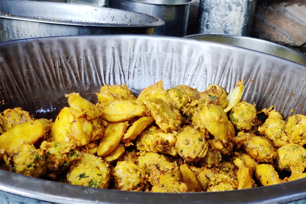 રાયપુર ભજિયાની શરૂઆત સોમભાઈ મોતીલાલ પટેલે કરી હતી. જેઓ એક વડના ઝાડ નીચે ખૂમચો લઈને ભજિયા વેચતા હતા. પછી તેમણે અત્યારે જે ભજિયા હાઉસની દુકાન છે તે ભાડાપટ્ટે લીધી હતી. માલિકે દુકાન પાછળ આવેલા ચબૂતરામાં દરરોજ એક મુઠ્ઠી ચણ નાખવાની શરતે દુકાન ભાડે આપી હતી. એટલે કે દુકાનનું ભાડું એક મુઠ્ઠી ચણ નક્કી થયું હતું. વિશ્વાસ નહીં આવે પરંતુ આ જ ભાડા સાથે રાયપુર ભજિયા હાઉસની શરૂઆત થઈ હતી. અમદાવાદમાં કોઈ પણ ખૂણે રહેતો વ્યક્તિ અમદાવાદમાં રાયપુરના ભજિયા ખાવા ચોક્કસ આવે છે. રવિવાર હોય કે પછી સોમવાર હોય, ભજિયા ખાવા માટે અહીં લાઈન જોવા મળે છે. રાયપુર ભજિયાની શરૂઆત સોમભાઈ મોતીલાલ પટેલે કરી હતી. જેઓ એક વડના ઝાડ નીચે ખૂમચો લઈને ભજિયા વેચતા હતા. પછી તેમણે અત્યારે જે ભજિયા હાઉસની દુકાન છે તે ભાડાપટ્ટે લીધી હતી. માલિકે દુકાન પાછળ આવેલા ચબૂતરામાં દરરોજ એક મુઠ્ઠી ચણ નાખવાની શરતે દુકાન ભાડે આપી હતી. એટલે કે દુકાનનું ભાડું એક મુઠ્ઠી ચણ નક્કી થયું હતું. વિશ્વાસ નહીં આવે પરંતુ આ જ ભાડા સાથે રાયપુર ભજિયા હાઉસની શરૂઆત થઈ હતી. અમદાવાદમાં કોઈ પણ ખૂણે રહેતો વ્યક્તિ અમદાવાદમાં રાયપુરના ભજિયા ખાવા ચોક્કસ આવે છે. રવિવાર હોય કે પછી સોમવાર હોય, ભજિયા ખાવા માટે અહીં લાઈન જોવા મળે છે.