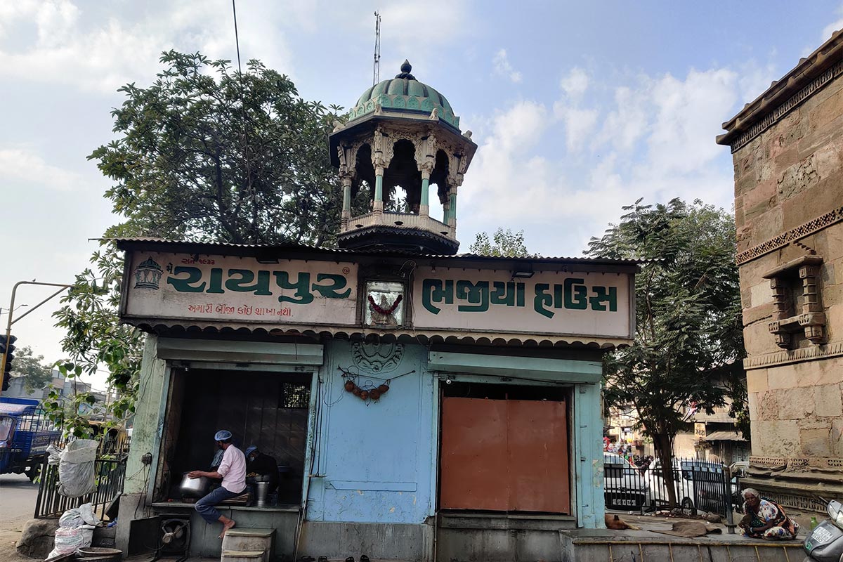 દીપિકા ખુમાણ, અમદાવાદ: અમદાવાદમાં રવિવાર હોય કે સોમવાર, નાસ્તાના શોખીન લોકો અને તેમાં પણ શહેરના દૂર દૂરના વિસ્તારના લોકો પણ પ્રસિદ્ધ રાયપુર ભજિયા હાઉસ (Raipur Bhajiya House) ખાતે લાઈનો લગાવતા હોય છે. તમામ લોકો રાયપુર ભજિયા વિશે જાણતા હશે પરંતુ રાયપુરના ભજિયા હાઉસ એટલે કે તેના મકાન પાછળની કહાની બહુ ઓછા લોકોને ખબર હશે. આ મકાનની કહાની અમદાવાદના ઇતિહાસ (Ahmedabad history) સાથે જોડાયેલી છે. દીપિકા ખુમાણ, અમદાવાદ: અમદાવાદમાં રવિવાર હોય કે સોમવાર, નાસ્તાના શોખીન લોકો અને તેમાં પણ શહેરના દૂર દૂરના વિસ્તારના લોકો પણ પ્રસિદ્ધ રાયપુર ભજિયા હાઉસ (Raipur Bhajiya House) ખાતે લાઈનો લગાવતા હોય છે. તમામ લોકો રાયપુર ભજિયા વિશે જાણતા હશે પરંતુ રાયપુરના ભજિયા હાઉસ એટલે કે તેના મકાન પાછળની કહાની બહુ ઓછા લોકોને ખબર હશે. આ મકાનની કહાની અમદાવાદના ઇતિહાસ (Ahmedabad history) સાથે જોડાયેલી છે.