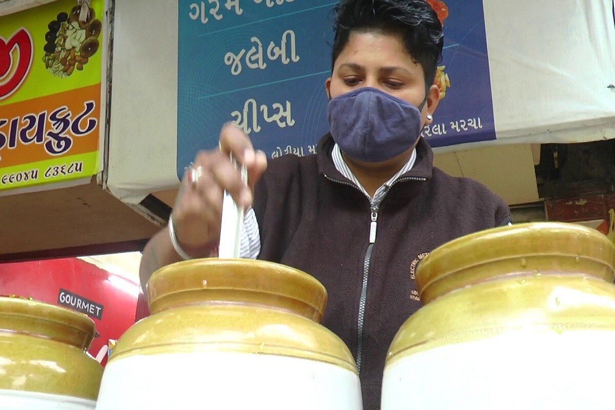 ત્યારે બંને ધંધાર્થી બેનપણીઓ નું કહેવું છે કે, નોકરી કરતા તેઓ પોતાના પાણીપુરીના વ્યવસાયમાં સારું એવું વળતર મેળવી લે છે. તો સાથોસાથ પોતાના વ્યવસાય મારફત તે આપણા સભ્ય સમાજમાં એક મેસેજ પણ પ્રસાર કરી રહી છે કે ફૂડના બિઝનેસમાં માત્ર પુરુષો જ નહીં પરંતુ મહિલાઓ પણ મેદાન મારી શકે છે. તો સાથે જ ભવિષ્યમાં બંને બહેનપણીઓ પોતાનો food court બનાવવા માગે છે. ત્યારે બંને ધંધાર્થી બેનપણીઓ નું કહેવું છે કે, નોકરી કરતા તેઓ પોતાના પાણીપુરીના વ્યવસાયમાં સારું એવું વળતર મેળવી લે છે. તો સાથોસાથ પોતાના વ્યવસાય મારફત તે આપણા સભ્ય સમાજમાં એક મેસેજ પણ પ્રસાર કરી રહી છે કે ફૂડના બિઝનેસમાં માત્ર પુરુષો જ નહીં પરંતુ મહિલાઓ પણ મેદાન મારી શકે છે. તો સાથે જ ભવિષ્યમાં બંને બહેનપણીઓ પોતાનો food court બનાવવા માગે છે.