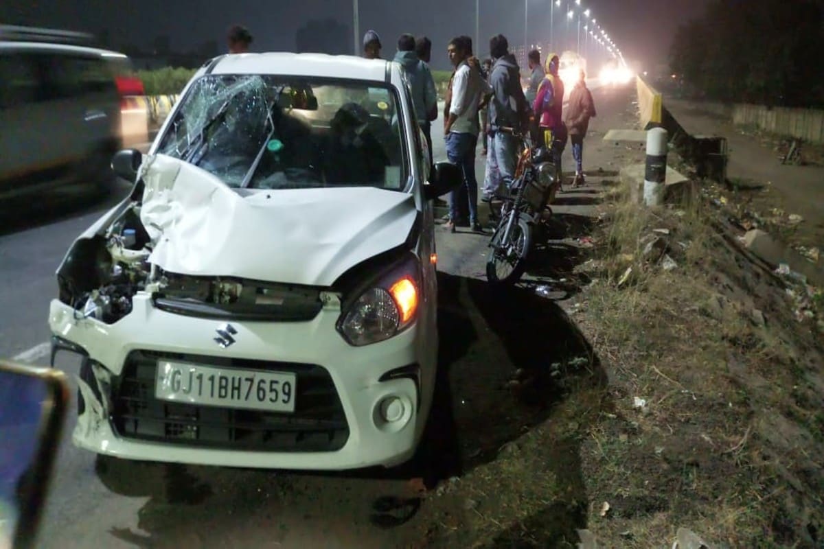 અંકિત પોપટ, રાજકોટ : રાજકોટ શહેરમાં (Rajkot) એક સપ્તાહમાં પાંચ જેટલા અકસ્માતની (Accident) ઘટનાઓ સામે આવી છે. ત્યારે પાંચ પૈકી અકસ્માતની ચાર ઘટનાઓમાં પાંચ વ્યક્તિઓના (five Death) મૃત્યુ નિપજ્યા છે. જ્યારે કે ત્રણ વ્યક્તિ ગંભીર રીતે ઘાયલ થઈ છે. ત્યારે ગુરૂવારની મોડી રાત્રે માધાપર ઓવરબ્રીજ (Madhapar Chowkdi) નજીક અકસ્માત ની ઘટના સામે આવી છે. જે અકસ્માતમાં દંપતીનું મોત નિપજ્યું છે. જ્યારે કે તેમના પુત્ર ને ગંભીર ઇજા પહોંચતા તેને રાજકોટ શહેરની સિવિલ હોસ્પિટલ ખાતે સારવાર માટે ખસેડવામાં આવ્યો છે. અંકિત પોપટ, રાજકોટ : રાજકોટ શહેરમાં (Rajkot) એક સપ્તાહમાં પાંચ જેટલા અકસ્માતની (Accident) ઘટનાઓ સામે આવી છે. ત્યારે પાંચ પૈકી અકસ્માતની ચાર ઘટનાઓમાં પાંચ વ્યક્તિઓના (five Death) મૃત્યુ નિપજ્યા છે. જ્યારે કે ત્રણ વ્યક્તિ ગંભીર રીતે ઘાયલ થઈ છે. ત્યારે ગુરૂવારની મોડી રાત્રે માધાપર ઓવરબ્રીજ (Madhapar Chowkdi) નજીક અકસ્માત ની ઘટના સામે આવી છે. જે અકસ્માતમાં દંપતીનું મોત નિપજ્યું છે. જ્યારે કે તેમના પુત્ર ને ગંભીર ઇજા પહોંચતા તેને રાજકોટ શહેરની સિવિલ હોસ્પિટલ ખાતે સારવાર માટે ખસેડવામાં આવ્યો છે.