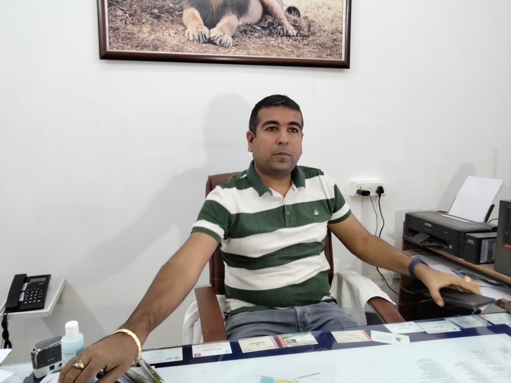 રાજકોટ વન વિભાગના સામાજિક વનીકરણ વીભાગ દ્વારા એક પુખ્ત સિંહણ અને સાત પાઠડા એટલે સબ એડલ્ટ સિંહોનું રેસ્કયૂ કરી જૂનાગઢ સક્કરબાગ ઝૂ ખાતે મોકલી આપવામાં આવ્યા છે. હાલ ઝૂમાં તમામ આઠ સિંહોને અલગ રાખવામાં આવ્યા છે અને આર.એફ.ઓ નીરવ કુમાર દ્વારા તેનું સતત મોનીટરીંગ કરવામાં આવી રહ્યુ છે. હાલ તમામ આઠ સિંહો સુરક્ષીત છે અને તેની દેખભાળ રાખવામાં આવી રહી છે. રાજકોટ વન વિભાગના સામાજિક વનીકરણ વીભાગ દ્વારા એક પુખ્ત સિંહણ અને સાત પાઠડા એટલે સબ એડલ્ટ સિંહોનું રેસ્કયૂ કરી જૂનાગઢ સક્કરબાગ ઝૂ ખાતે મોકલી આપવામાં આવ્યા છે. હાલ ઝૂમાં તમામ આઠ સિંહોને અલગ રાખવામાં આવ્યા છે અને આર.એફ.ઓ નીરવ કુમાર દ્વારા તેનું સતત મોનીટરીંગ કરવામાં આવી રહ્યુ છે. હાલ તમામ આઠ સિંહો સુરક્ષીત છે અને તેની દેખભાળ રાખવામાં આવી રહી છે.
