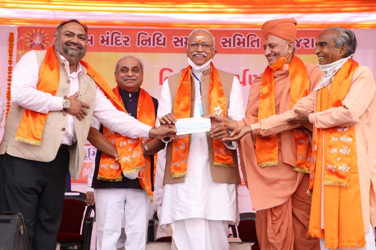સ્વામિનારાયણ સંપ્રદાયના સ્વામી માધવ પ્રિયદાસજી દ્વારા મંદિરના નિર્માણ કાર્ય માટે 51 લાખ રૂપિયાનો ચેક અર્પણ કરવામાં આવ્યો છે. શંકરભાઇ પટેલે 51 લાખનું અને દિલીપભાઇ પટેલે 21 લાખનું દાન કર્યું છે. ધારાસભ્ય બાબુ જમના પટેલે 11 લાખ રૂપિયાનું દાન કર્યું છે. સ્વામિનારાયણ સંપ્રદાયના સ્વામી માધવ પ્રિયદાસજી દ્વારા મંદિરના નિર્માણ કાર્ય માટે 51 લાખ રૂપિયાનો ચેક અર્પણ કરવામાં આવ્યો છે. શંકરભાઇ પટેલે 51 લાખનું અને દિલીપભાઇ પટેલે 21 લાખનું દાન કર્યું છે. ધારાસભ્ય બાબુ જમના પટેલે 11 લાખ રૂપિયાનું દાન કર્યું છે.