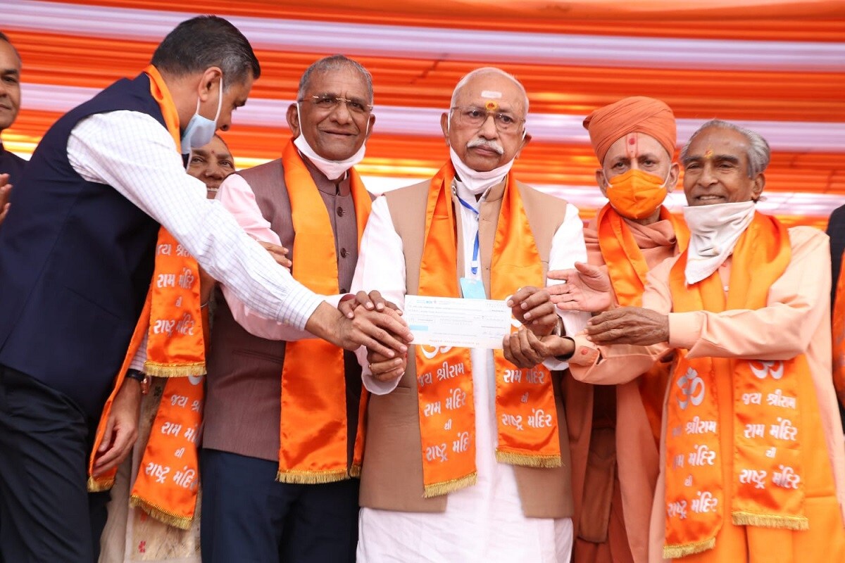 મયુર માંકડિયા, અમદાવાદ : શ્રી રામ જન્મભૂમિ પર ભવ્ય મંદિર નિર્માણના નિધિ સમર્પણ અભિયાનનો આજથી પ્રારંભ કરાવવામાં આવ્યો છે. આ અભિયાનના શરૂઆત થતાની સાથે જ દાનનો ધોધ વહ્યો છે. નિધિ સમર્પણ અભિયાન 15 જાન્યુઆરીથી 27 ફેબ્રુઆરી સુધી યોજાશે. પ્રથમ દિવસે નાયબ મુખ્યમંત્રી નીતિન પટેલે વિશ્વ હિન્દુ પરિષદ કાર્યાલય ખાતે આવી દાન આપ્યું હતું. ભવ્ય મંદિર નિર્માણ અભિયાનના 30 કાર્યક્રમો ઉતર ગુજરાત પ્રાંતમાં યોજાશે. મયુર માંકડિયા, અમદાવાદ : શ્રી રામ જન્મભૂમિ પર ભવ્ય મંદિર નિર્માણના નિધિ સમર્પણ અભિયાનનો આજથી પ્રારંભ કરાવવામાં આવ્યો છે. આ અભિયાનના શરૂઆત થતાની સાથે જ દાનનો ધોધ વહ્યો છે. નિધિ સમર્પણ અભિયાન 15 જાન્યુઆરીથી 27 ફેબ્રુઆરી સુધી યોજાશે. પ્રથમ દિવસે નાયબ મુખ્યમંત્રી નીતિન પટેલે વિશ્વ હિન્દુ પરિષદ કાર્યાલય ખાતે આવી દાન આપ્યું હતું. ભવ્ય મંદિર નિર્માણ અભિયાનના 30 કાર્યક્રમો ઉતર ગુજરાત પ્રાંતમાં યોજાશે.