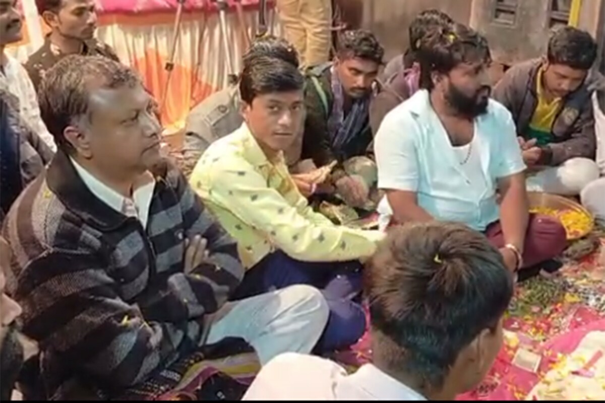 કુભારા ગામનો વીડિયો: મળતી માહિતી પ્રમાણે ધારાસભ્યએ કુભારા ગામની મુલાકાત લીધી હતી. અહીં યોજાયેલા એક માતાજીના પ્રસંગમાં તેઓ હાથમાં સાંકળ લઈને ધૂણતા નજરે પડ્યા હતા. વાયરલ થયેલા વીડિયોમાં ધારાસભ્ય ડાકલાના તાલે ધૂણતા નજરે પડે છે. આ કાર્યક્રમમાં સોશિયલ ડિસ્ટન્સિંગનું પાલન થતું જોવા મળ્યું ન હતું. એટલું જ નહીં, અહીં કોઈએ માસ્ક પણ પહેર્યું ન હતું. કુભારા ગામનો વીડિયો: મળતી માહિતી પ્રમાણે ધારાસભ્યએ કુભારા ગામની મુલાકાત લીધી હતી. અહીં યોજાયેલા એક માતાજીના પ્રસંગમાં તેઓ હાથમાં સાંકળ લઈને ધૂણતા નજરે પડ્યા હતા. વાયરલ થયેલા વીડિયોમાં ધારાસભ્ય ડાકલાના તાલે ધૂણતા નજરે પડે છે. આ કાર્યક્રમમાં સોશિયલ ડિસ્ટન્સિંગનું પાલન થતું જોવા મળ્યું ન હતું. એટલું જ નહીં, અહીં કોઈએ માસ્ક પણ પહેર્યું ન હતું.