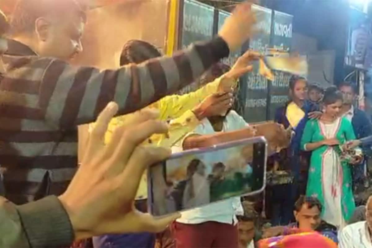 માહિતી મળી છે કે ઋત્વિક મકવાણાએ કુભારા ગામે માતાજીના માંડવામાં મહેમાનગતી માણી હતી. આ દરમિયાન અન્ય ભુવાઓની સાથે સાથે તેઓ પણ હાથમાં સાંકળ લઈને ધૂણી રહ્યા હતા. ચોટીલાના ધારાસભ્ય માતાજીમાં ખૂબ જ શ્રદ્ધા ધરાવતા હોવાથી તેઓ હાથમાં સાંકળ રાખીને રમતા જોવા મળ્યા હતા. માહિતી મળી છે કે ઋત્વિક મકવાણાએ કુભારા ગામે માતાજીના માંડવામાં મહેમાનગતી માણી હતી. આ દરમિયાન અન્ય ભુવાઓની સાથે સાથે તેઓ પણ હાથમાં સાંકળ લઈને ધૂણી રહ્યા હતા. ચોટીલાના ધારાસભ્ય માતાજીમાં ખૂબ જ શ્રદ્ધા ધરાવતા હોવાથી તેઓ હાથમાં સાંકળ રાખીને રમતા જોવા મળ્યા હતા.
